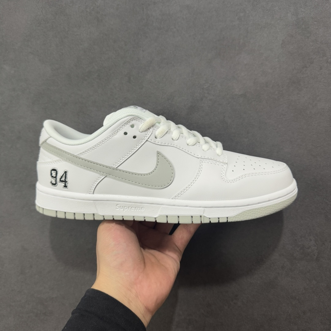 【公司级】Supreme x NK Dunk Low 低帮Sup联名 专业dunk大厂出品 品质第一梯队 原材料麂皮打造 原鞋开发 版型完美 全新 Supreme × Nike SB Dunk Low “94” Pack 终于要了 后跟“94”标注Supreme创立年份,中底联名Logo 情怀系列 货号:HQ8487-100 尺码:36-46带半码 编码:YBB260270-选品中心