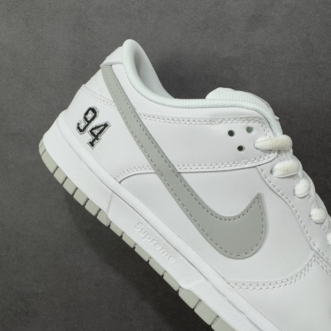 图片[6]-【公司级】Supreme x NK Dunk Low 低帮Sup联名 专业dunk大厂出品 品质第一梯队 原材料麂皮打造 原鞋开发 版型完美 全新 Supreme × Nike SB Dunk Low “94” Pack 终于要了 后跟“94”标注Supreme创立年份，中底联名Logo 情怀系列 货号：HQ8487-100 尺码：36-46带半码 编码：YBB260270-选品中心