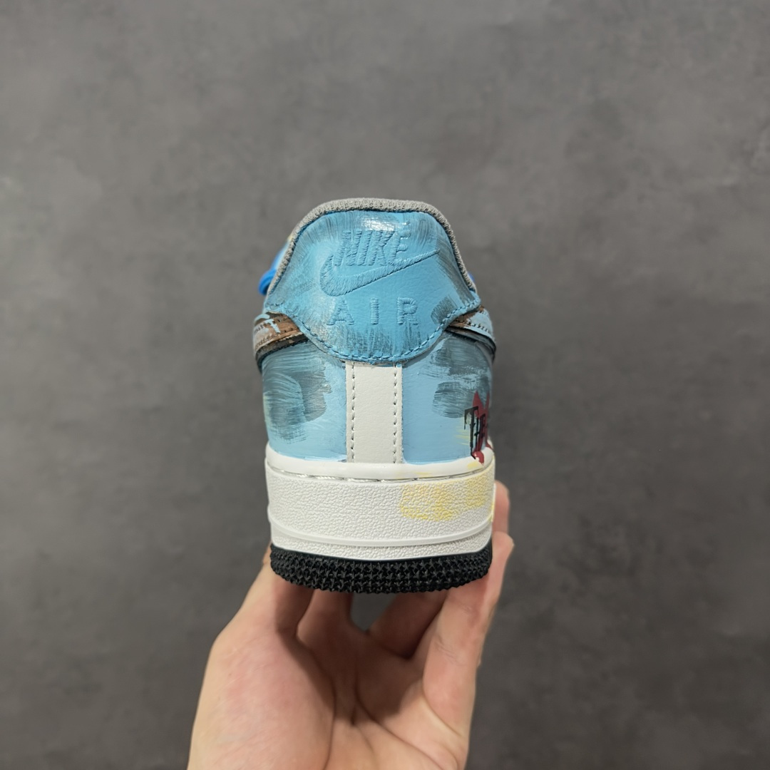 图片[4]-【定制版】Nike Air Force 1\’07 Low \”Mist Blue Hero\” 手绘涂鸦 雾蓝英雄 空军一号低帮休闲板鞋  #鞋身裹着一层雾感蓝灰的晕染，像清晨街景被薄雾浸软的色调，做旧肌理里藏着随性的泼墨痕迹，自带慵懒的复古滤镜；亮眼的蓝色绳状鞋带是点睛之笔，软乎乎的绳结打破了鞋身的朦胧感，添了几分街头的跳脱劲儿。鞋侧的“THE HERO”涂鸦最是灵魂 手写字体混着随性的线条，像某个少年在旧墙面上随手写下的英雄梦 货号：ZG0088-228  尺码：36 36.5 37.5 38 38.5 39 40 40.5 41 42 42.5 43 44 44.5 45-选品中心