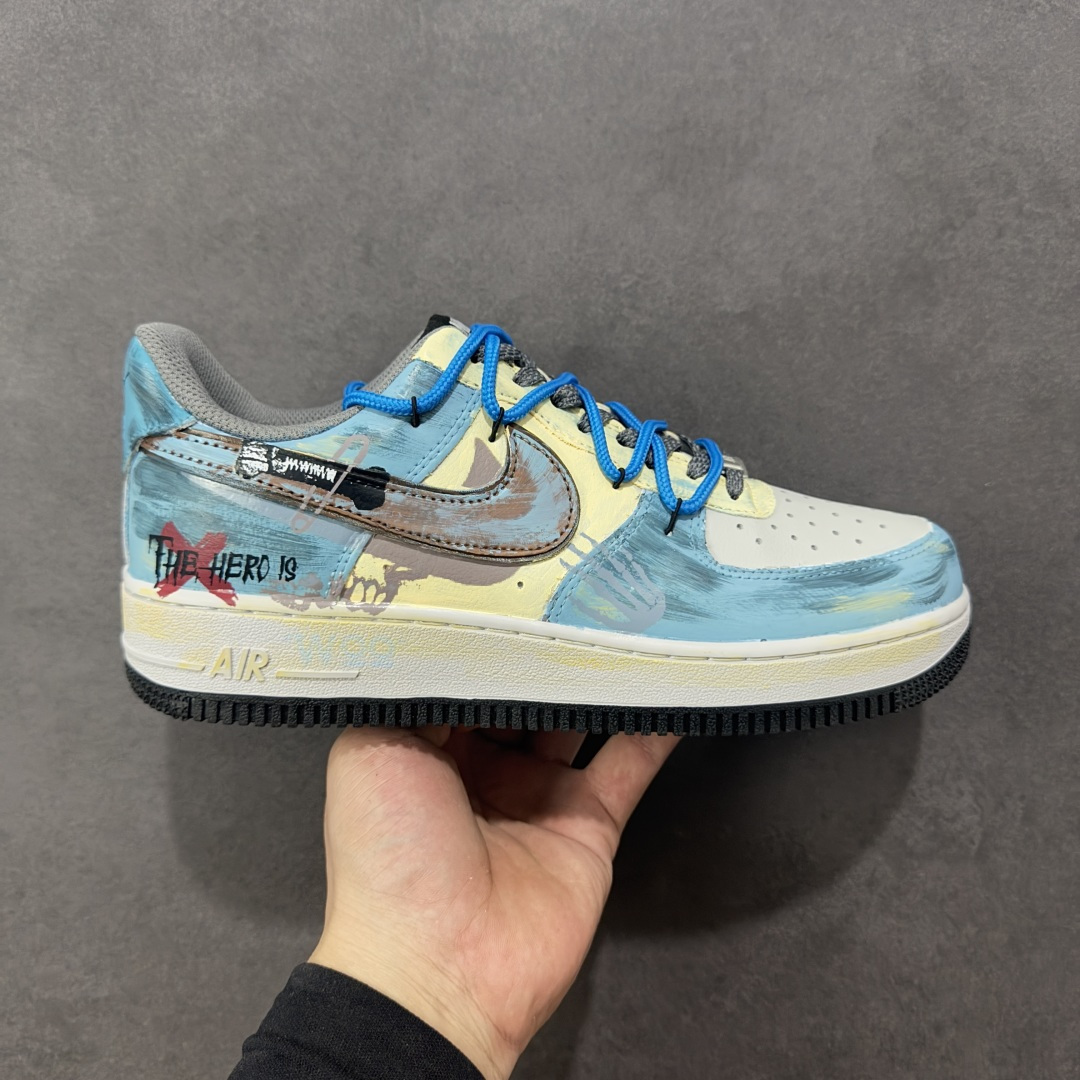 【定制版】Nike Air Force 1\’07 Low \”Mist Blue Hero\” 手绘涂鸦 雾蓝英雄 空军一号低帮休闲板鞋  #鞋身裹着一层雾感蓝灰的晕染，像清晨街景被薄雾浸软的色调，做旧肌理里藏着随性的泼墨痕迹，自带慵懒的复古滤镜；亮眼的蓝色绳状鞋带是点睛之笔，软乎乎的绳结打破了鞋身的朦胧感，添了几分街头的跳脱劲儿。鞋侧的“THE HERO”涂鸦最是灵魂 手写字体混着随性的线条，像某个少年在旧墙面上随手写下的英雄梦 货号：ZG0088-228  尺码：36 36.5 37.5 38 38.5 39 40 40.5 41 42 42.5 43 44 44.5 45-选品中心