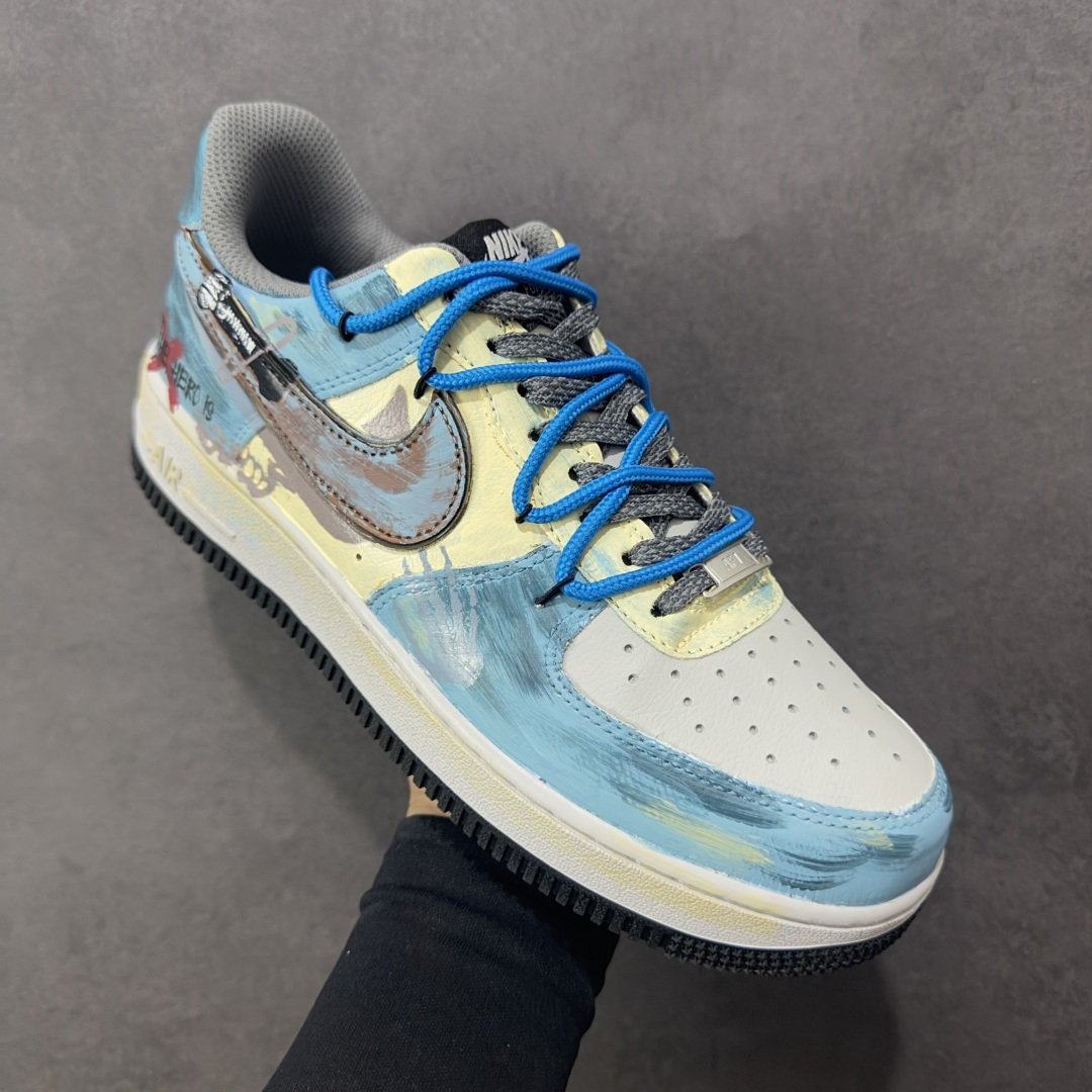 图片[3]-【定制版】Nike Air Force 1\’07 Low \”Mist Blue Hero\” 手绘涂鸦 雾蓝英雄 空军一号低帮休闲板鞋  #鞋身裹着一层雾感蓝灰的晕染，像清晨街景被薄雾浸软的色调，做旧肌理里藏着随性的泼墨痕迹，自带慵懒的复古滤镜；亮眼的蓝色绳状鞋带是点睛之笔，软乎乎的绳结打破了鞋身的朦胧感，添了几分街头的跳脱劲儿。鞋侧的“THE HERO”涂鸦最是灵魂 手写字体混着随性的线条，像某个少年在旧墙面上随手写下的英雄梦 货号：ZG0088-228  尺码：36 36.5 37.5 38 38.5 39 40 40.5 41 42 42.5 43 44 44.5 45-选品中心
