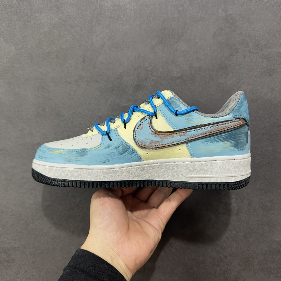 图片[2]-【定制版】Nike Air Force 1\’07 Low \”Mist Blue Hero\” 手绘涂鸦 雾蓝英雄 空军一号低帮休闲板鞋  #鞋身裹着一层雾感蓝灰的晕染，像清晨街景被薄雾浸软的色调，做旧肌理里藏着随性的泼墨痕迹，自带慵懒的复古滤镜；亮眼的蓝色绳状鞋带是点睛之笔，软乎乎的绳结打破了鞋身的朦胧感，添了几分街头的跳脱劲儿。鞋侧的“THE HERO”涂鸦最是灵魂 手写字体混着随性的线条，像某个少年在旧墙面上随手写下的英雄梦 货号：ZG0088-228  尺码：36 36.5 37.5 38 38.5 39 40 40.5 41 42 42.5 43 44 44.5 45-选品中心