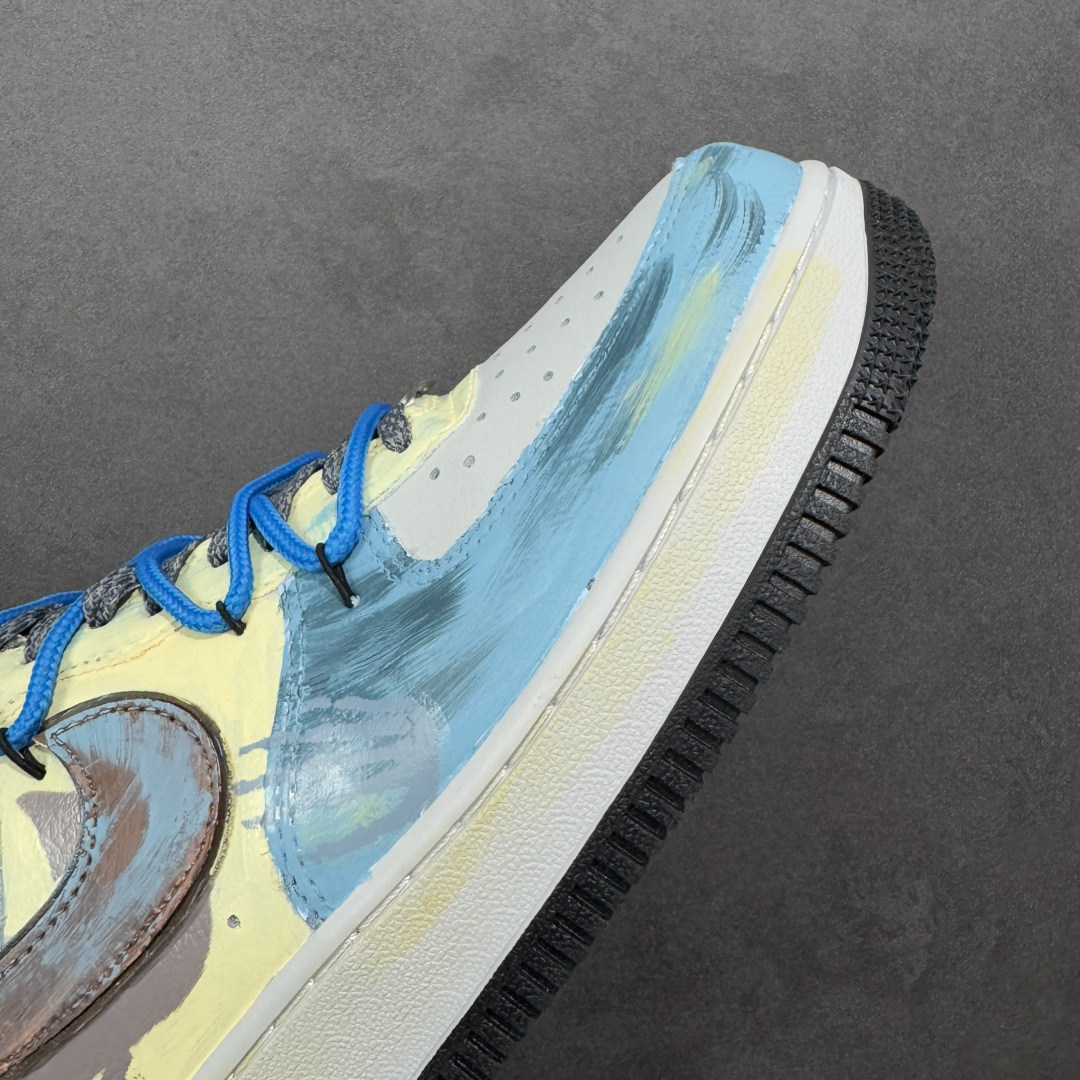 图片[5]-【定制版】Nike Air Force 1\’07 Low \”Mist Blue Hero\” 手绘涂鸦 雾蓝英雄 空军一号低帮休闲板鞋  #鞋身裹着一层雾感蓝灰的晕染，像清晨街景被薄雾浸软的色调，做旧肌理里藏着随性的泼墨痕迹，自带慵懒的复古滤镜；亮眼的蓝色绳状鞋带是点睛之笔，软乎乎的绳结打破了鞋身的朦胧感，添了几分街头的跳脱劲儿。鞋侧的“THE HERO”涂鸦最是灵魂 手写字体混着随性的线条，像某个少年在旧墙面上随手写下的英雄梦 货号：ZG0088-228  尺码：36 36.5 37.5 38 38.5 39 40 40.5 41 42 42.5 43 44 44.5 45-选品中心