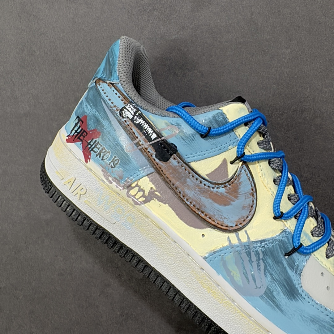 图片[6]-【定制版】Nike Air Force 1\’07 Low \”Mist Blue Hero\” 手绘涂鸦 雾蓝英雄 空军一号低帮休闲板鞋  #鞋身裹着一层雾感蓝灰的晕染，像清晨街景被薄雾浸软的色调，做旧肌理里藏着随性的泼墨痕迹，自带慵懒的复古滤镜；亮眼的蓝色绳状鞋带是点睛之笔，软乎乎的绳结打破了鞋身的朦胧感，添了几分街头的跳脱劲儿。鞋侧的“THE HERO”涂鸦最是灵魂 手写字体混着随性的线条，像某个少年在旧墙面上随手写下的英雄梦 货号：ZG0088-228  尺码：36 36.5 37.5 38 38.5 39 40 40.5 41 42 42.5 43 44 44.5 45-选品中心