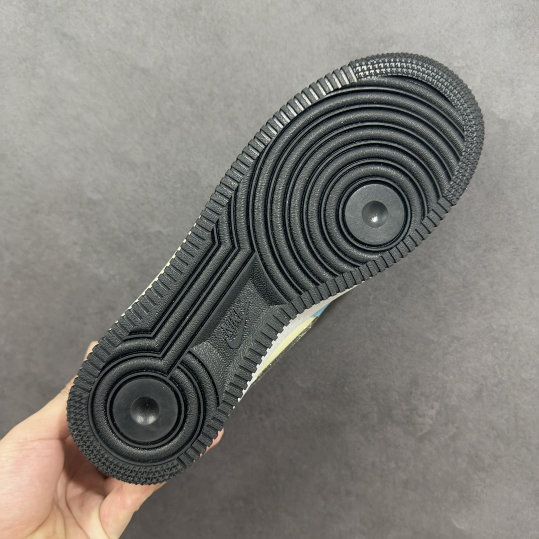 图片[9]-【定制版】Nike Air Force 1\’07 Low \”Mist Blue Hero\” 手绘涂鸦 雾蓝英雄 空军一号低帮休闲板鞋  #鞋身裹着一层雾感蓝灰的晕染，像清晨街景被薄雾浸软的色调，做旧肌理里藏着随性的泼墨痕迹，自带慵懒的复古滤镜；亮眼的蓝色绳状鞋带是点睛之笔，软乎乎的绳结打破了鞋身的朦胧感，添了几分街头的跳脱劲儿。鞋侧的“THE HERO”涂鸦最是灵魂 手写字体混着随性的线条，像某个少年在旧墙面上随手写下的英雄梦 货号：ZG0088-228  尺码：36 36.5 37.5 38 38.5 39 40 40.5 41 42 42.5 43 44 44.5 45-选品中心