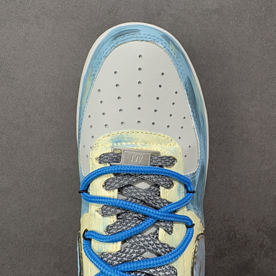 图片[8]-【定制版】Nike Air Force 1\’07 Low \”Mist Blue Hero\” 手绘涂鸦 雾蓝英雄 空军一号低帮休闲板鞋  #鞋身裹着一层雾感蓝灰的晕染，像清晨街景被薄雾浸软的色调，做旧肌理里藏着随性的泼墨痕迹，自带慵懒的复古滤镜；亮眼的蓝色绳状鞋带是点睛之笔，软乎乎的绳结打破了鞋身的朦胧感，添了几分街头的跳脱劲儿。鞋侧的“THE HERO”涂鸦最是灵魂 手写字体混着随性的线条，像某个少年在旧墙面上随手写下的英雄梦 货号：ZG0088-228  尺码：36 36.5 37.5 38 38.5 39 40 40.5 41 42 42.5 43 44 44.5 45-选品中心