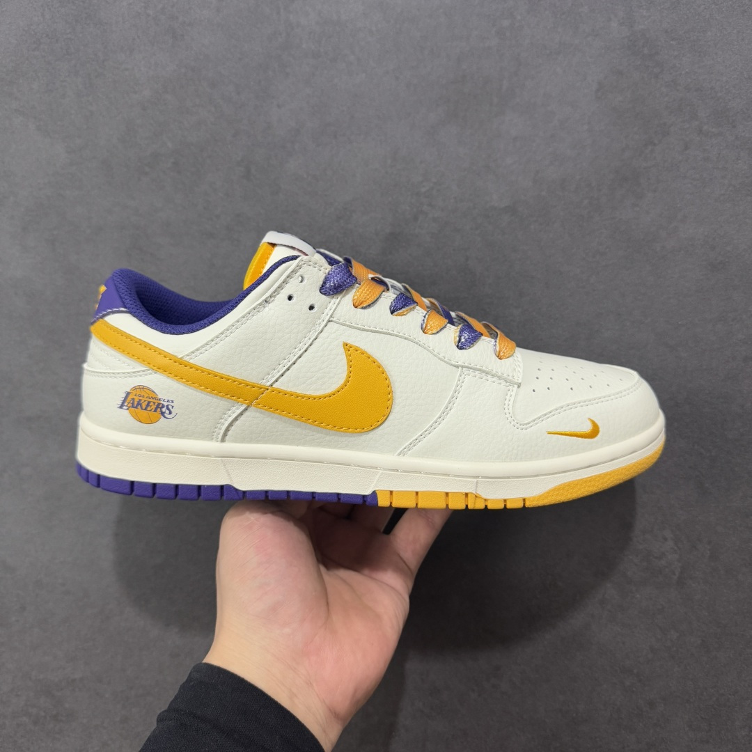【定制版】Nike SB Dunk Low“NBA联名——紫金湖人” 周年高端定制 低帮休闲板鞋 定制鞋盒 大厂纯原品质出货 超高清洁度 皮料切割干净无任何毛边 细节完美 货号:CS1688-107 尺码:36 36.5 37.5 38 38.5 39 40 40.5 41 42 42.5 43 44 44.5 45 编码:HXSB330340-选品中心