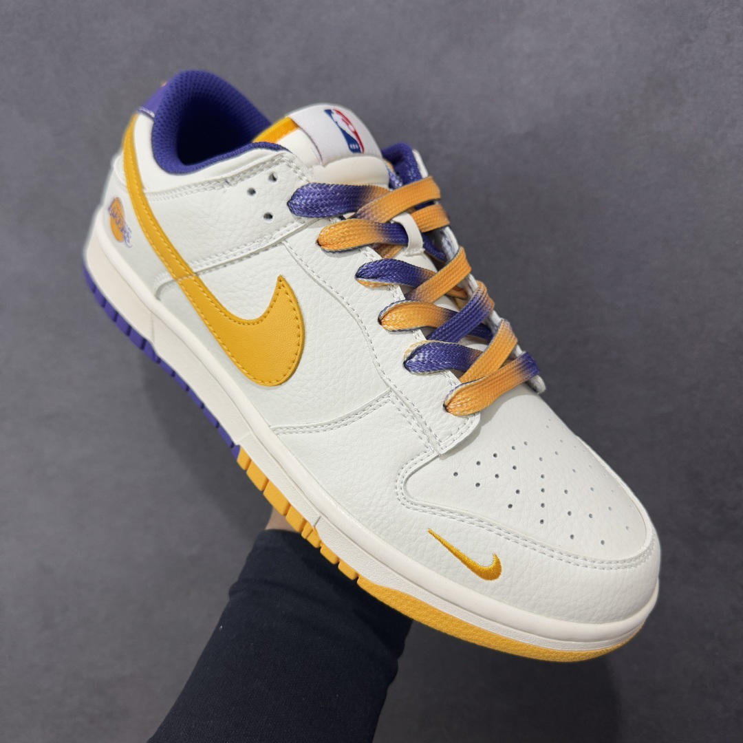 图片[3]-【定制版】Nike SB Dunk Low“NBA联名——紫金湖人” 周年高端定制 低帮休闲板鞋 定制鞋盒 大厂纯原品质出货 超高清洁度 皮料切割干净无任何毛边 细节完美 货号：CS1688-107 尺码：36 36.5 37.5 38 38.5 39 40 40.5 41 42 42.5 43 44 44.5 45 编码：HXSB330340-选品中心