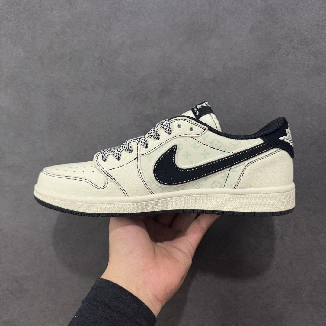 图片[2]-【定制版】Travis Scott x Fragment Design x Air Jordan 1 Low OG SP AJ1 乔1 LV联名 黑勾红标 低帮文化休闲板鞋 CX5050-Y30  #多方联名合作融合了Travis Scott 独特的音乐风格，藤原浩个性的设计风格以及Jordan品牌的经典元素 使其成为一双具有独特身份和价值的鞋子 清新而立体的外观加上联名标识更突出了其独特身份 这种配色方案显示出活力和时尚感 在视觉上引人注目 鞋身的质感和细腻的细节处理使其显得高端而格调十足 这款“倒钩”联名是设计与创意完美结合 融合多方的个性风格是一款备受瞩目的潮流鞋款  尺码：36 36.5 37.5 38 38.5 39 40 40.5 41 42 42.5 43 44 44.5 45 编码：HXSB330340-选品中心