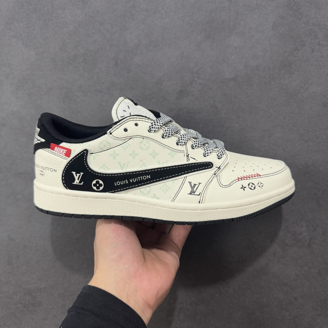 【定制版】Travis Scott x Fragment Design x Air Jordan 1 Low OG SP AJ1 乔1 LV联名 黑勾红标 低帮文化休闲板鞋 CX5050-Y30  #多方联名合作融合了Travis Scott 独特的音乐风格，藤原浩个性的设计风格以及Jordan品牌的经典元素 使其成为一双具有独特身份和价值的鞋子 清新而立体的外观加上联名标识更突出了其独特身份 这种配色方案显示出活力和时尚感 在视觉上引人注目 鞋身的质感和细腻的细节处理使其显得高端而格调十足 这款“倒钩”联名是设计与创意完美结合 融合多方的个性风格是一款备受瞩目的潮流鞋款  尺码：36 36.5 37.5 38 38.5 39 40 40.5 41 42 42.5 43 44 44.5 45 编码：HXSB330340-选品中心