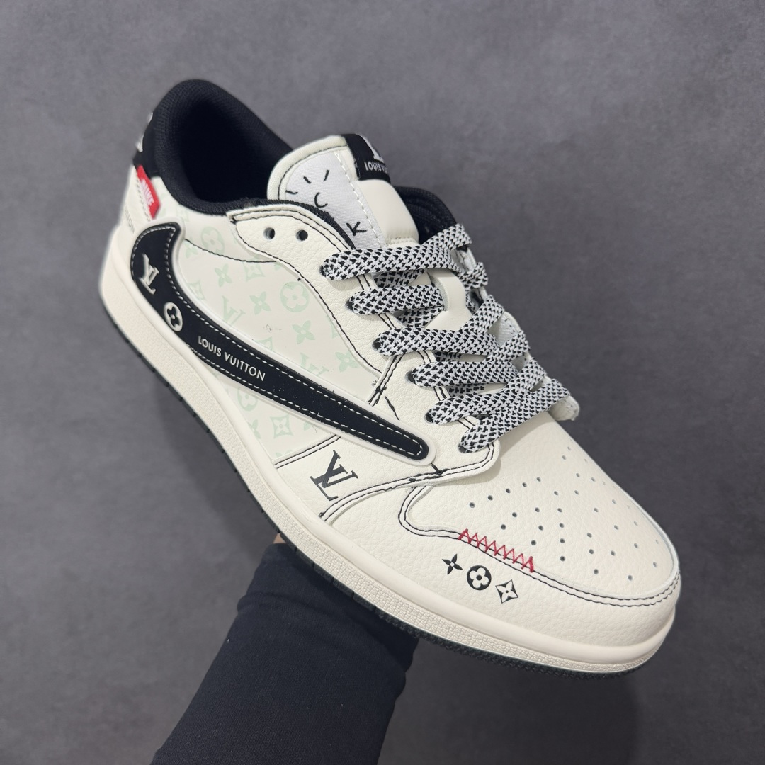 图片[3]-【定制版】Travis Scott x Fragment Design x Air Jordan 1 Low OG SP AJ1 乔1 LV联名 黑勾红标 低帮文化休闲板鞋 CX5050-Y30  #多方联名合作融合了Travis Scott 独特的音乐风格，藤原浩个性的设计风格以及Jordan品牌的经典元素 使其成为一双具有独特身份和价值的鞋子 清新而立体的外观加上联名标识更突出了其独特身份 这种配色方案显示出活力和时尚感 在视觉上引人注目 鞋身的质感和细腻的细节处理使其显得高端而格调十足 这款“倒钩”联名是设计与创意完美结合 融合多方的个性风格是一款备受瞩目的潮流鞋款  尺码：36 36.5 37.5 38 38.5 39 40 40.5 41 42 42.5 43 44 44.5 45 编码：HXSB330340-选品中心