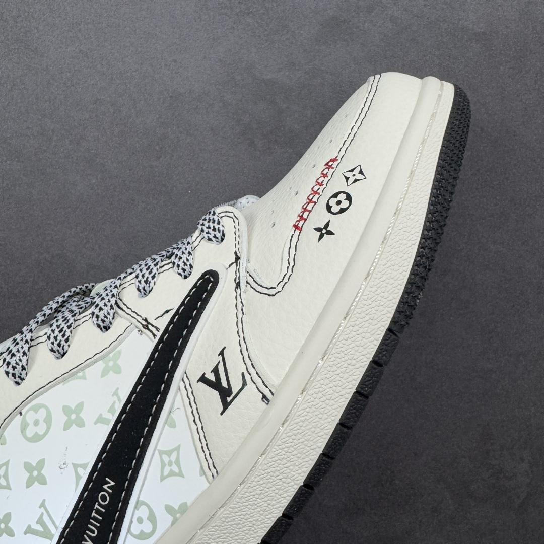 图片[5]-【定制版】Travis Scott x Fragment Design x Air Jordan 1 Low OG SP AJ1 乔1 LV联名 黑勾红标 低帮文化休闲板鞋 CX5050-Y30  #多方联名合作融合了Travis Scott 独特的音乐风格，藤原浩个性的设计风格以及Jordan品牌的经典元素 使其成为一双具有独特身份和价值的鞋子 清新而立体的外观加上联名标识更突出了其独特身份 这种配色方案显示出活力和时尚感 在视觉上引人注目 鞋身的质感和细腻的细节处理使其显得高端而格调十足 这款“倒钩”联名是设计与创意完美结合 融合多方的个性风格是一款备受瞩目的潮流鞋款  尺码：36 36.5 37.5 38 38.5 39 40 40.5 41 42 42.5 43 44 44.5 45 编码：HXSB330340-选品中心