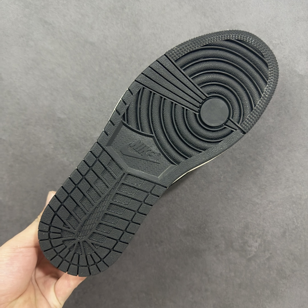 图片[9]-【定制版】Travis Scott x Fragment Design x Air Jordan 1 Low OG SP AJ1 乔1 LV联名 黑勾红标 低帮文化休闲板鞋 CX5050-Y30  #多方联名合作融合了Travis Scott 独特的音乐风格，藤原浩个性的设计风格以及Jordan品牌的经典元素 使其成为一双具有独特身份和价值的鞋子 清新而立体的外观加上联名标识更突出了其独特身份 这种配色方案显示出活力和时尚感 在视觉上引人注目 鞋身的质感和细腻的细节处理使其显得高端而格调十足 这款“倒钩”联名是设计与创意完美结合 融合多方的个性风格是一款备受瞩目的潮流鞋款  尺码：36 36.5 37.5 38 38.5 39 40 40.5 41 42 42.5 43 44 44.5 45 编码：HXSB330340-选品中心