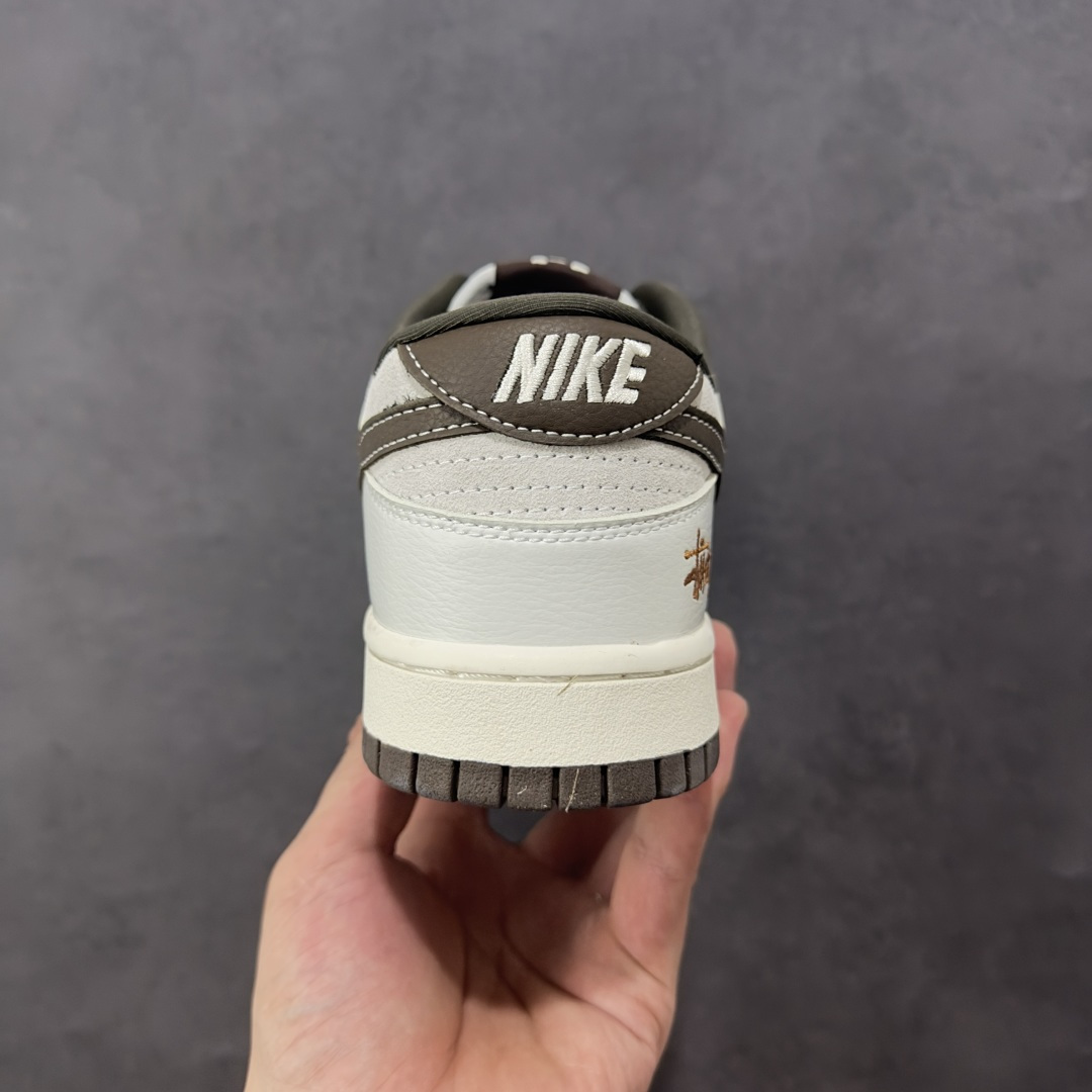 图片[4]-【定制版】Nike SB Dunk 斯图西 LV 三方联名——奶白灰 高端定制 低帮休闲板鞋 定制鞋盒 大厂纯原品质出货 超高清洁度 高级麂皮 皮料切割干净无任何毛边 细节完美 货号：SG6688-003 尺码：36 36.5 37.5 38 38.5 39 40 40.5 41 42 42.5 43 44 44.5 45 编码：HXSB330340-选品中心