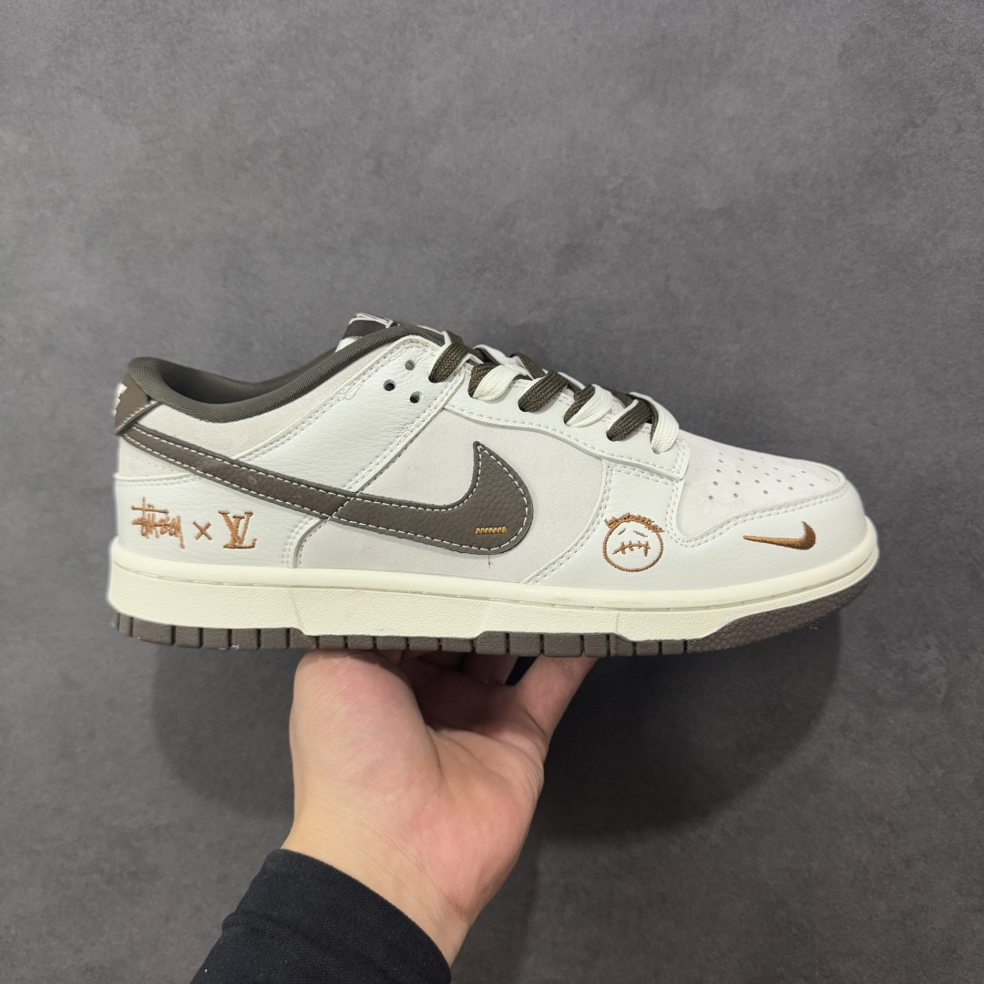 【定制版】Nike SB Dunk 斯图西 LV 三方联名——奶白灰 高端定制 低帮休闲板鞋 定制鞋盒 大厂纯原品质出货 超高清洁度 高级麂皮 皮料切割干净无任何毛边 细节完美 货号：SG6688-003 尺码：36 36.5 37.5 38 38.5 39 40 40.5 41 42 42.5 43 44 44.5 45 编码：HXSB330340-选品中心