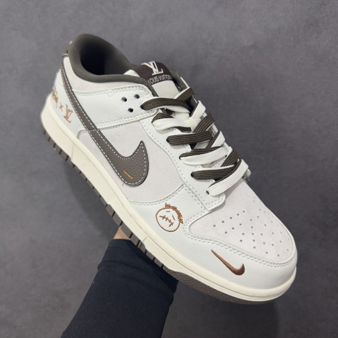 图片[3]-【定制版】Nike SB Dunk 斯图西 LV 三方联名——奶白灰 高端定制 低帮休闲板鞋 定制鞋盒 大厂纯原品质出货 超高清洁度 高级麂皮 皮料切割干净无任何毛边 细节完美 货号：SG6688-003 尺码：36 36.5 37.5 38 38.5 39 40 40.5 41 42 42.5 43 44 44.5 45 编码：HXSB330340-选品中心