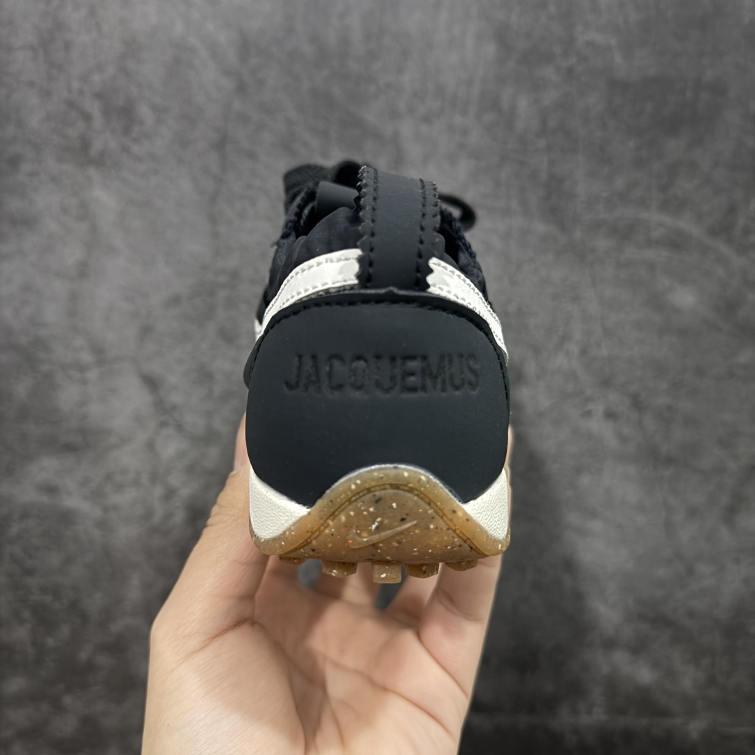图片[4]-【公司级】Jacquemus x Nike Jacumoon 舒适 低帮生活休闲鞋 黑白色 货号：HV8547-001 Nike和Jacquemus再度联手 鞋型高度还原了元年版的复古轮廓 细节点上在终于原味的基础上于鞋口处加入了松紧带设计 提升了穿脱的便捷性与贴合度 鞋身两侧是宽大的复古 Swoosh，而鞋舌上则点缀着专属的JACQUEMUS 标记，彰显联名 尺码：35-45 全码出货-选品中心