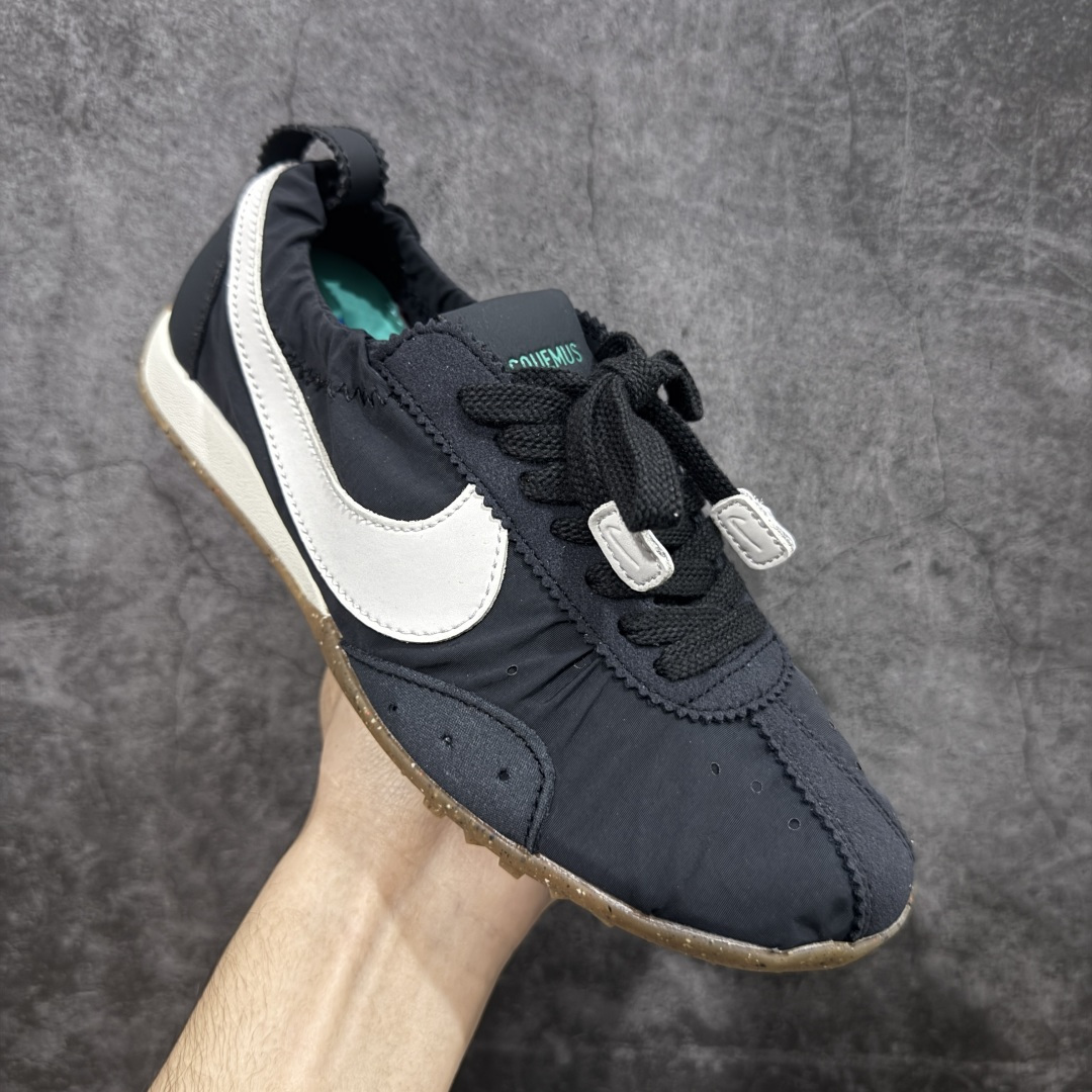 图片[3]-【公司级】Jacquemus x Nike Jacumoon 舒适 低帮生活休闲鞋 黑白色 货号：HV8547-001 Nike和Jacquemus再度联手 鞋型高度还原了元年版的复古轮廓 细节点上在终于原味的基础上于鞋口处加入了松紧带设计 提升了穿脱的便捷性与贴合度 鞋身两侧是宽大的复古 Swoosh，而鞋舌上则点缀着专属的JACQUEMUS 标记，彰显联名 尺码：35-45 全码出货-选品中心