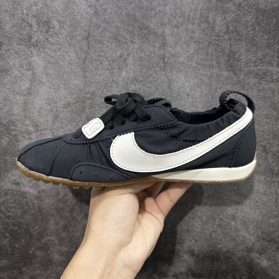 图片[2]-【公司级】Jacquemus x Nike Jacumoon 舒适 低帮生活休闲鞋 黑白色 货号：HV8547-001 Nike和Jacquemus再度联手 鞋型高度还原了元年版的复古轮廓 细节点上在终于原味的基础上于鞋口处加入了松紧带设计 提升了穿脱的便捷性与贴合度 鞋身两侧是宽大的复古 Swoosh，而鞋舌上则点缀着专属的JACQUEMUS 标记，彰显联名 尺码：35-45 全码出货-选品中心