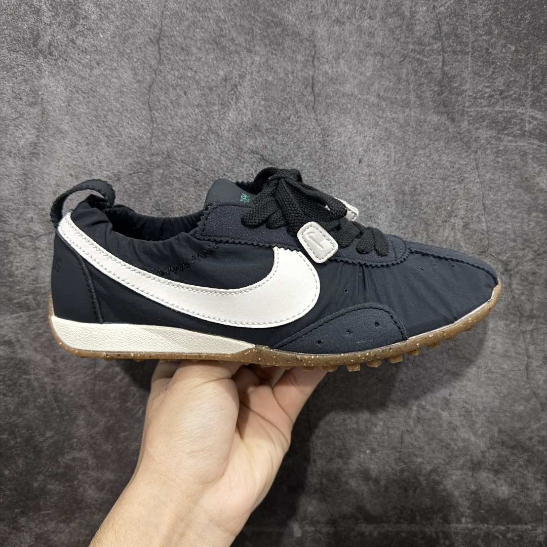 【公司级】Jacquemus x Nike Jacumoon 舒适 低帮生活休闲鞋 黑白色 货号:HV8547-001 Nike和Jacquemus再度联手 鞋型高度还原了元年版的复古轮廓 细节点上在终于原味的基础上于鞋口处加入了松紧带设计 提升了穿脱的便捷性与贴合度 鞋身两侧是宽大的复古 Swoosh,而鞋舌上则点缀着专属的JACQUEMUS 标记,彰显联名 尺码:35-45 全码出货-选品中心