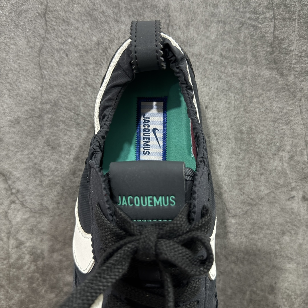 图片[8]-【公司级】Jacquemus x Nike Jacumoon 舒适 低帮生活休闲鞋 黑白色 货号：HV8547-001 Nike和Jacquemus再度联手 鞋型高度还原了元年版的复古轮廓 细节点上在终于原味的基础上于鞋口处加入了松紧带设计 提升了穿脱的便捷性与贴合度 鞋身两侧是宽大的复古 Swoosh，而鞋舌上则点缀着专属的JACQUEMUS 标记，彰显联名 尺码：35-45 全码出货-选品中心