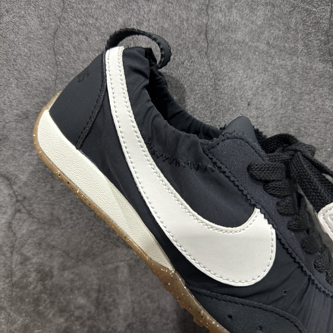 图片[7]-【公司级】Jacquemus x Nike Jacumoon 舒适 低帮生活休闲鞋 黑白色 货号：HV8547-001 Nike和Jacquemus再度联手 鞋型高度还原了元年版的复古轮廓 细节点上在终于原味的基础上于鞋口处加入了松紧带设计 提升了穿脱的便捷性与贴合度 鞋身两侧是宽大的复古 Swoosh，而鞋舌上则点缀着专属的JACQUEMUS 标记，彰显联名 尺码：35-45 全码出货-选品中心