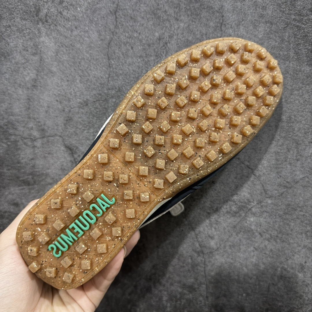 图片[9]-【公司级】Jacquemus x Nike Jacumoon 舒适 低帮生活休闲鞋 黑白色 货号：HV8547-001 Nike和Jacquemus再度联手 鞋型高度还原了元年版的复古轮廓 细节点上在终于原味的基础上于鞋口处加入了松紧带设计 提升了穿脱的便捷性与贴合度 鞋身两侧是宽大的复古 Swoosh，而鞋舌上则点缀着专属的JACQUEMUS 标记，彰显联名 尺码：35-45 全码出货-选品中心