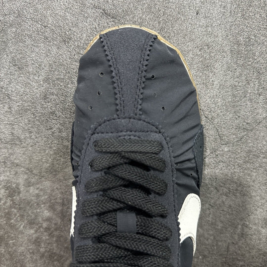 图片[5]-【公司级】Jacquemus x Nike Jacumoon 舒适 低帮生活休闲鞋 黑白色 货号：HV8547-001 Nike和Jacquemus再度联手 鞋型高度还原了元年版的复古轮廓 细节点上在终于原味的基础上于鞋口处加入了松紧带设计 提升了穿脱的便捷性与贴合度 鞋身两侧是宽大的复古 Swoosh，而鞋舌上则点缀着专属的JACQUEMUS 标记，彰显联名 尺码：35-45 全码出货-选品中心