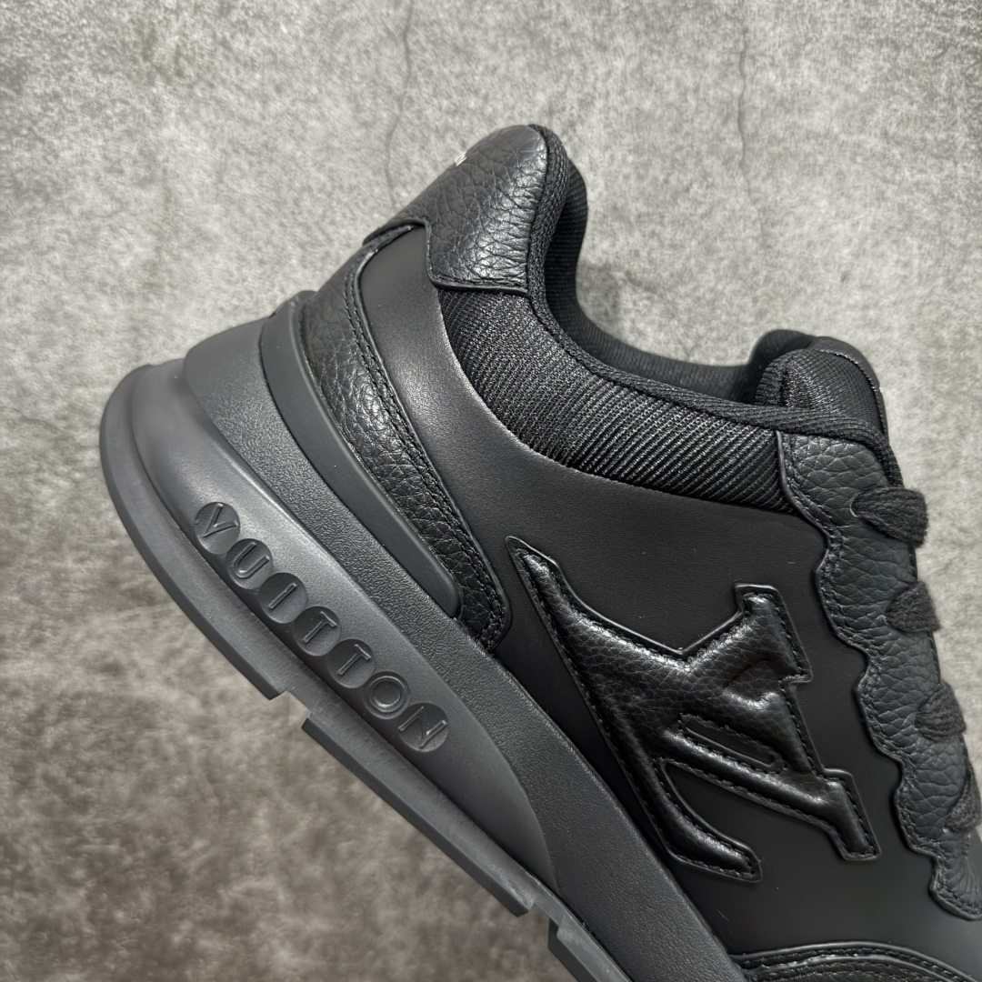 图片[7]-【莞顶渠道】Louis Vuitton Classic 2025秋天系列 路易威登LV 低帮 黑色 圆头系带低邦经典走秀休闲鞋上脚非常舒适 奢侈用料，做工精细，中底印有欧洲制造英文字母 鞋面由意大利进口小牛皮拼接，侧边饰有品牌Loggo标志及签名，最新乳胶垫脚➕网布内里，脚感超舒适。原厂特供原版双色TPU组合大底。套包工艺 固特异缝合锁边 面料：独家定制头层牛皮 配件：独家私模Vuitton标识 内里：定制丝滑网里一头层丝绸牛皮内里 大底：TPU组合大底耐磨防滑防黄 垫脚：新款乳胶垫-网纱吸汗 工艺：全电脑针车拉线 鞋头 后套 冷热定型 全套拉帮套楦中低LLogo花纹 包装 证书 卡片 说明书 合格证 防尘袋 全网最齐包装 尺码：38-45-选品中心