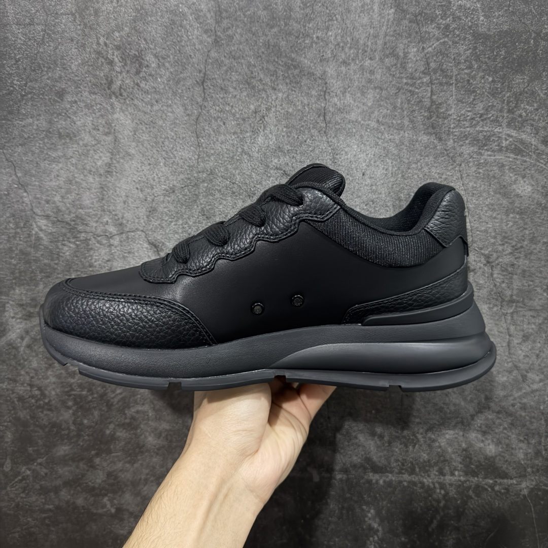 图片[2]-【莞顶渠道】Louis Vuitton Classic 2025秋天系列 路易威登LV 低帮 黑色 圆头系带低邦经典走秀休闲鞋上脚非常舒适 奢侈用料，做工精细，中底印有欧洲制造英文字母 鞋面由意大利进口小牛皮拼接，侧边饰有品牌Loggo标志及签名，最新乳胶垫脚➕网布内里，脚感超舒适。原厂特供原版双色TPU组合大底。套包工艺 固特异缝合锁边 面料：独家定制头层牛皮 配件：独家私模Vuitton标识 内里：定制丝滑网里一头层丝绸牛皮内里 大底：TPU组合大底耐磨防滑防黄 垫脚：新款乳胶垫-网纱吸汗 工艺：全电脑针车拉线 鞋头 后套 冷热定型 全套拉帮套楦中低LLogo花纹 包装 证书 卡片 说明书 合格证 防尘袋 全网最齐包装 尺码：38-45-选品中心