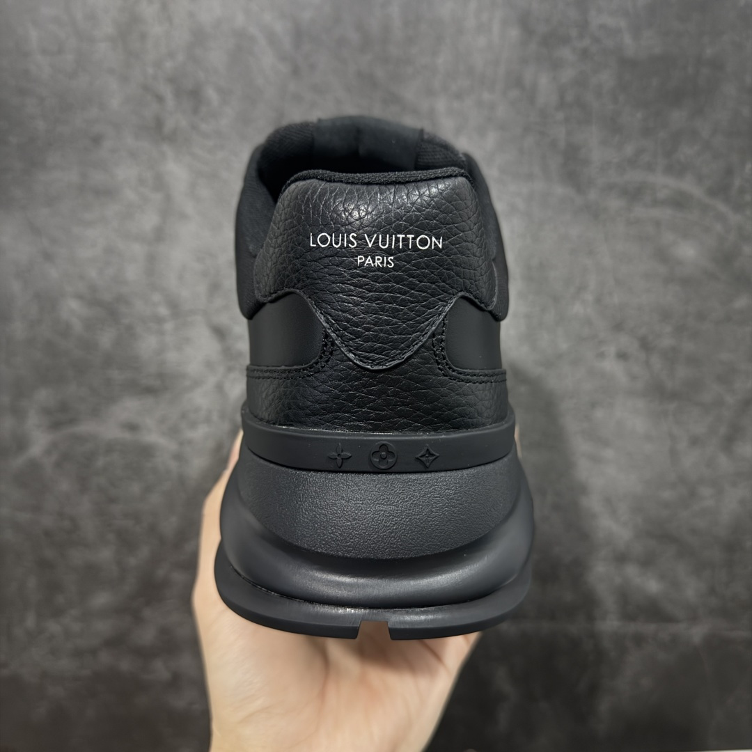 图片[4]-【莞顶渠道】Louis Vuitton Classic 2025秋天系列 路易威登LV 低帮 黑色 圆头系带低邦经典走秀休闲鞋上脚非常舒适 奢侈用料，做工精细，中底印有欧洲制造英文字母 鞋面由意大利进口小牛皮拼接，侧边饰有品牌Loggo标志及签名，最新乳胶垫脚➕网布内里，脚感超舒适。原厂特供原版双色TPU组合大底。套包工艺 固特异缝合锁边 面料：独家定制头层牛皮 配件：独家私模Vuitton标识 内里：定制丝滑网里一头层丝绸牛皮内里 大底：TPU组合大底耐磨防滑防黄 垫脚：新款乳胶垫-网纱吸汗 工艺：全电脑针车拉线 鞋头 后套 冷热定型 全套拉帮套楦中低LLogo花纹 包装 证书 卡片 说明书 合格证 防尘袋 全网最齐包装 尺码：38-45-选品中心