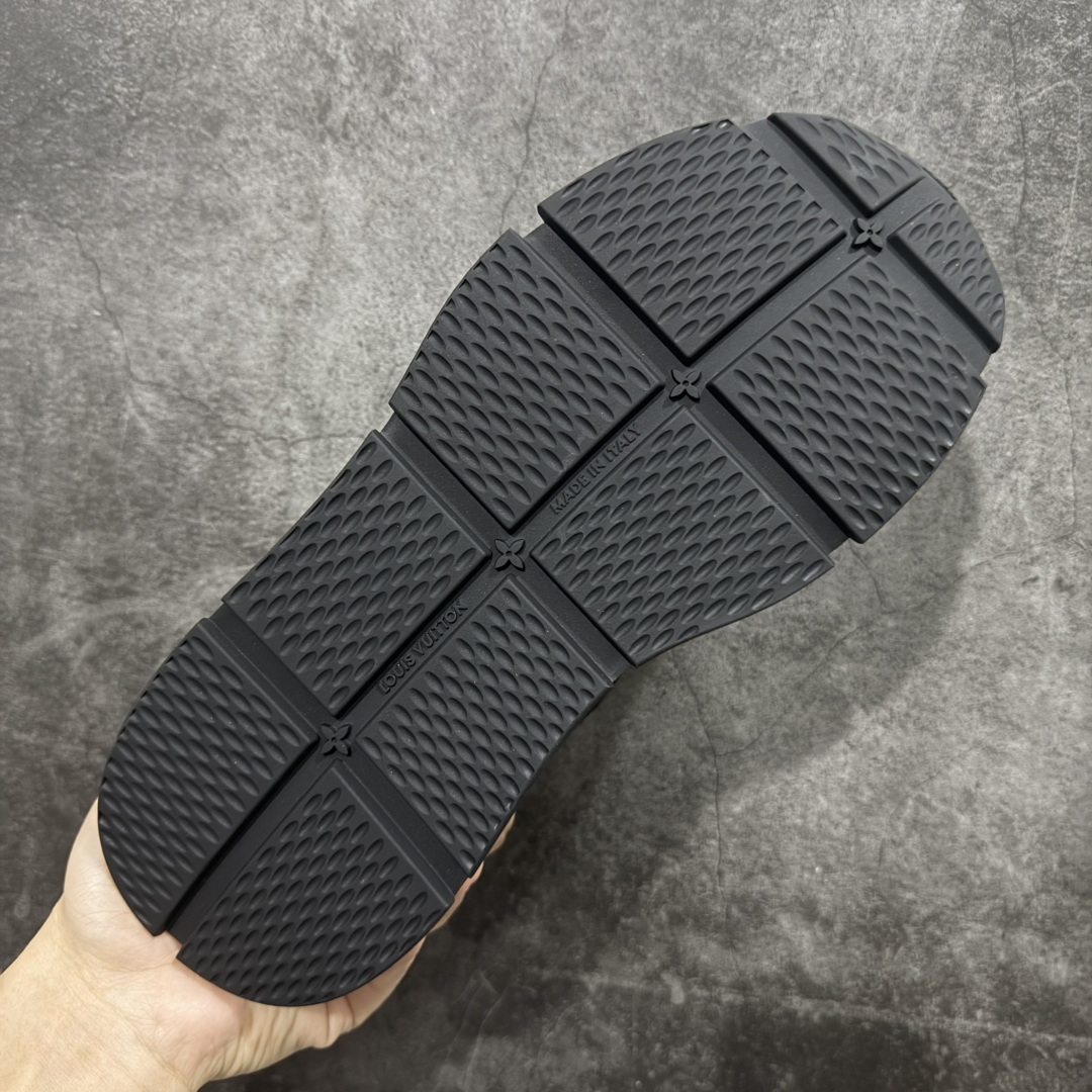 图片[9]-【莞顶渠道】Louis Vuitton Classic 2025秋天系列 路易威登LV 低帮 黑色 圆头系带低邦经典走秀休闲鞋上脚非常舒适 奢侈用料，做工精细，中底印有欧洲制造英文字母 鞋面由意大利进口小牛皮拼接，侧边饰有品牌Loggo标志及签名，最新乳胶垫脚➕网布内里，脚感超舒适。原厂特供原版双色TPU组合大底。套包工艺 固特异缝合锁边 面料：独家定制头层牛皮 配件：独家私模Vuitton标识 内里：定制丝滑网里一头层丝绸牛皮内里 大底：TPU组合大底耐磨防滑防黄 垫脚：新款乳胶垫-网纱吸汗 工艺：全电脑针车拉线 鞋头 后套 冷热定型 全套拉帮套楦中低LLogo花纹 包装 证书 卡片 说明书 合格证 防尘袋 全网最齐包装 尺码：38-45-选品中心