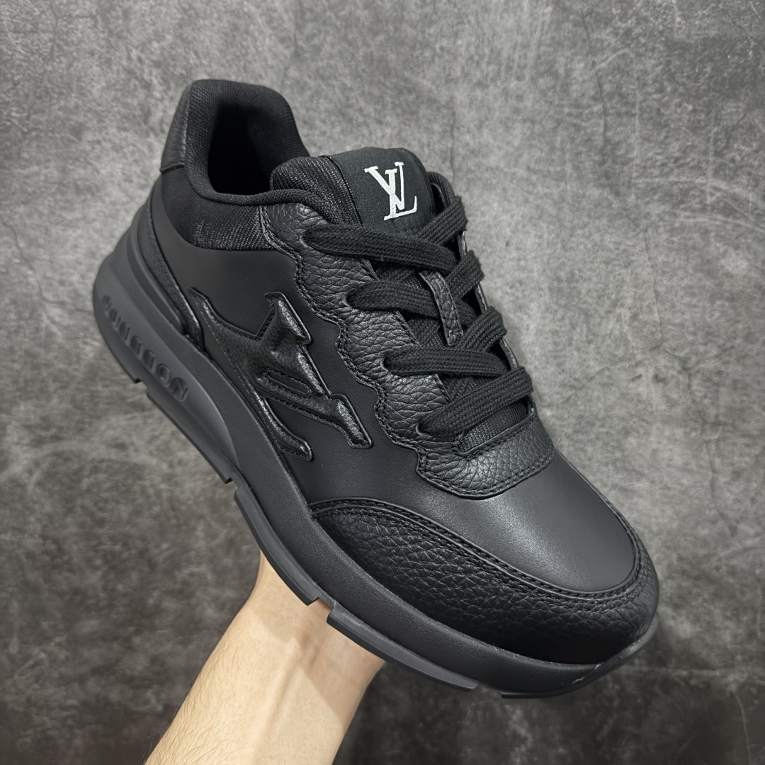 图片[3]-【莞顶渠道】Louis Vuitton Classic 2025秋天系列 路易威登LV 低帮 黑色 圆头系带低邦经典走秀休闲鞋上脚非常舒适 奢侈用料，做工精细，中底印有欧洲制造英文字母 鞋面由意大利进口小牛皮拼接，侧边饰有品牌Loggo标志及签名，最新乳胶垫脚➕网布内里，脚感超舒适。原厂特供原版双色TPU组合大底。套包工艺 固特异缝合锁边 面料：独家定制头层牛皮 配件：独家私模Vuitton标识 内里：定制丝滑网里一头层丝绸牛皮内里 大底：TPU组合大底耐磨防滑防黄 垫脚：新款乳胶垫-网纱吸汗 工艺：全电脑针车拉线 鞋头 后套 冷热定型 全套拉帮套楦中低LLogo花纹 包装 证书 卡片 说明书 合格证 防尘袋 全网最齐包装 尺码：38-45-选品中心