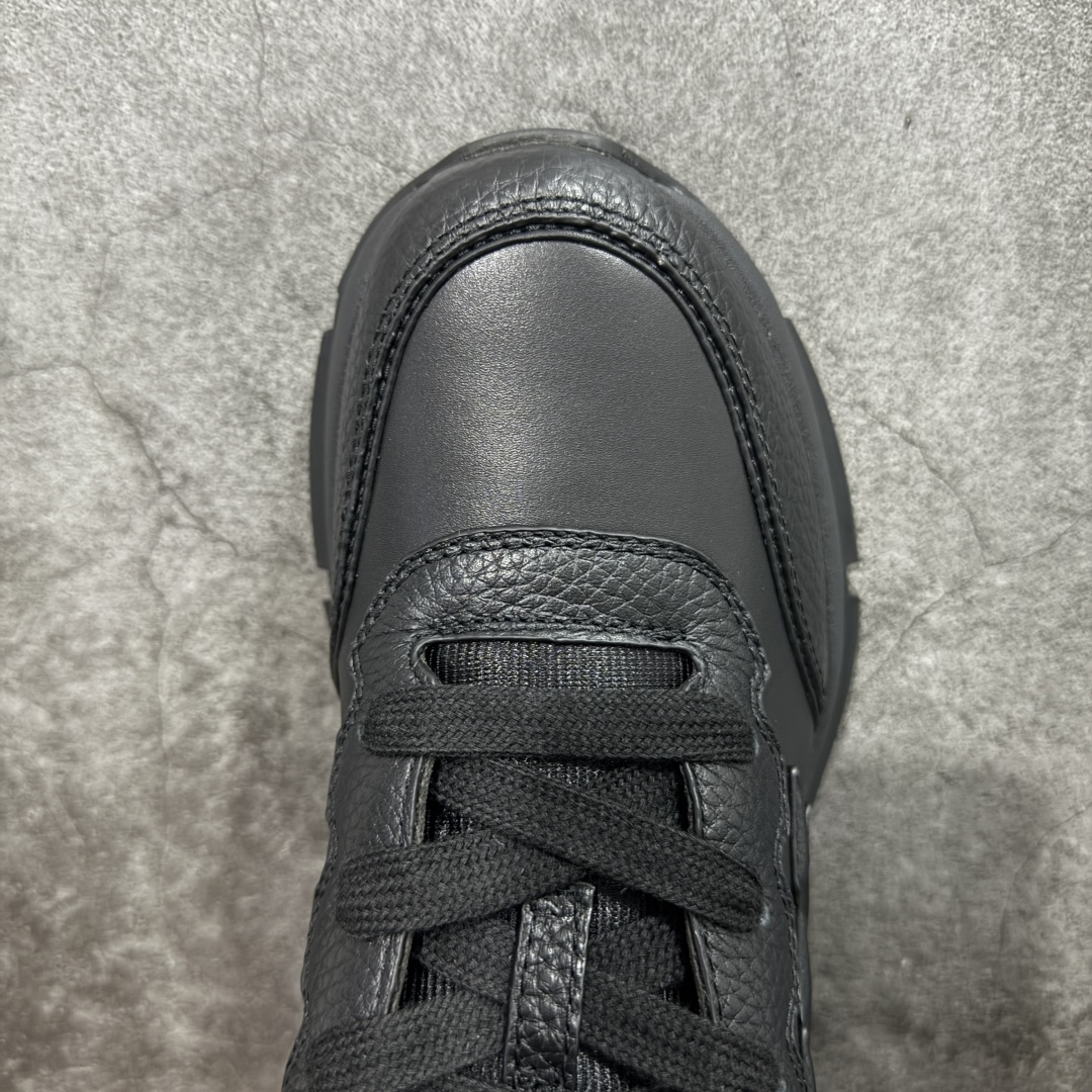 图片[5]-【莞顶渠道】Louis Vuitton Classic 2025秋天系列 路易威登LV 低帮 黑色 圆头系带低邦经典走秀休闲鞋上脚非常舒适 奢侈用料，做工精细，中底印有欧洲制造英文字母 鞋面由意大利进口小牛皮拼接，侧边饰有品牌Loggo标志及签名，最新乳胶垫脚➕网布内里，脚感超舒适。原厂特供原版双色TPU组合大底。套包工艺 固特异缝合锁边 面料：独家定制头层牛皮 配件：独家私模Vuitton标识 内里：定制丝滑网里一头层丝绸牛皮内里 大底：TPU组合大底耐磨防滑防黄 垫脚：新款乳胶垫-网纱吸汗 工艺：全电脑针车拉线 鞋头 后套 冷热定型 全套拉帮套楦中低LLogo花纹 包装 证书 卡片 说明书 合格证 防尘袋 全网最齐包装 尺码：38-45-选品中心