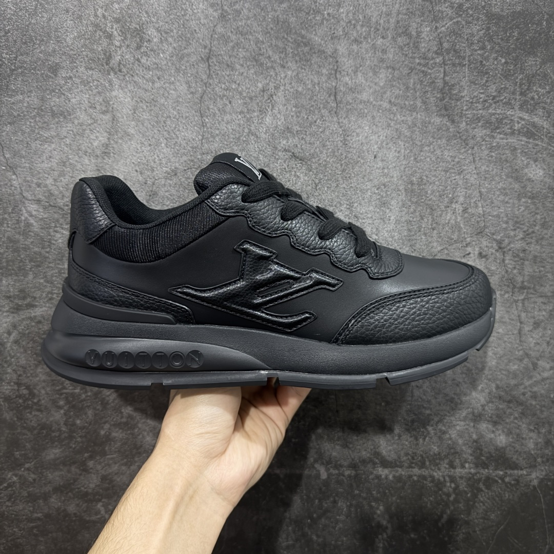 【莞顶渠道】Louis Vuitton Classic 2025秋天系列 路易威登LV 低帮 黑色 圆头系带低邦经典走秀休闲鞋上脚非常舒适 奢侈用料,做工精细,中底印有欧洲制造英文字母 鞋面由意大利进口小牛皮拼接,侧边饰有品牌Loggo标志及签名,最新乳胶垫脚➕网布内里,脚感超舒适。原厂特供原版双色TPU组合大底。套包工艺 固特异缝合锁边 面料:独家定制头层牛皮 配件:独家私模Vuitton标识 内里:定制丝滑网里一头层丝绸牛皮内里 大底:TPU组合大底耐磨防滑防黄 垫脚:新款乳胶垫-网纱吸汗 工艺:全电脑针车拉线 鞋头 后套 冷热定型 全套拉帮套楦中低LLogo花纹 包装 证书 卡片 说明书 合格证 防尘袋 全网最齐包装 尺码:38-45-选品中心