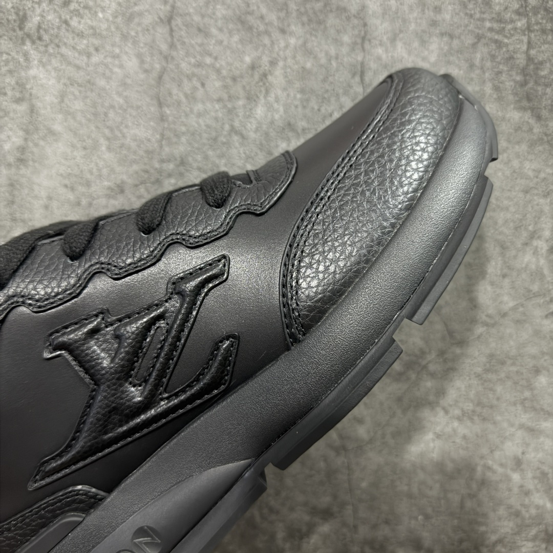 图片[6]-【莞顶渠道】Louis Vuitton Classic 2025秋天系列 路易威登LV 低帮 黑色 圆头系带低邦经典走秀休闲鞋上脚非常舒适 奢侈用料，做工精细，中底印有欧洲制造英文字母 鞋面由意大利进口小牛皮拼接，侧边饰有品牌Loggo标志及签名，最新乳胶垫脚➕网布内里，脚感超舒适。原厂特供原版双色TPU组合大底。套包工艺 固特异缝合锁边 面料：独家定制头层牛皮 配件：独家私模Vuitton标识 内里：定制丝滑网里一头层丝绸牛皮内里 大底：TPU组合大底耐磨防滑防黄 垫脚：新款乳胶垫-网纱吸汗 工艺：全电脑针车拉线 鞋头 后套 冷热定型 全套拉帮套楦中低LLogo花纹 包装 证书 卡片 说明书 合格证 防尘袋 全网最齐包装 尺码：38-45-选品中心