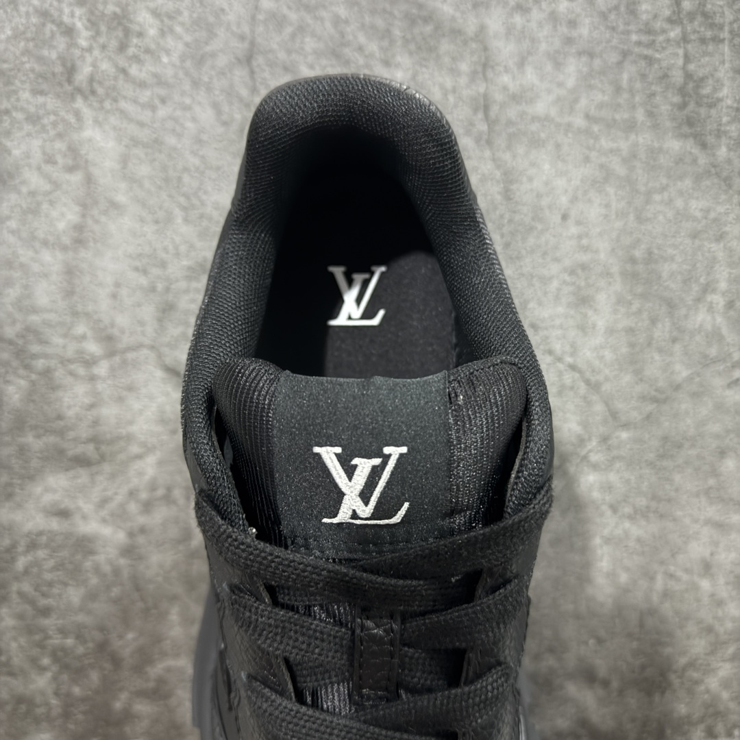 图片[8]-【莞顶渠道】Louis Vuitton Classic 2025秋天系列 路易威登LV 低帮 黑色 圆头系带低邦经典走秀休闲鞋上脚非常舒适 奢侈用料，做工精细，中底印有欧洲制造英文字母 鞋面由意大利进口小牛皮拼接，侧边饰有品牌Loggo标志及签名，最新乳胶垫脚➕网布内里，脚感超舒适。原厂特供原版双色TPU组合大底。套包工艺 固特异缝合锁边 面料：独家定制头层牛皮 配件：独家私模Vuitton标识 内里：定制丝滑网里一头层丝绸牛皮内里 大底：TPU组合大底耐磨防滑防黄 垫脚：新款乳胶垫-网纱吸汗 工艺：全电脑针车拉线 鞋头 后套 冷热定型 全套拉帮套楦中低LLogo花纹 包装 证书 卡片 说明书 合格证 防尘袋 全网最齐包装 尺码：38-45-选品中心