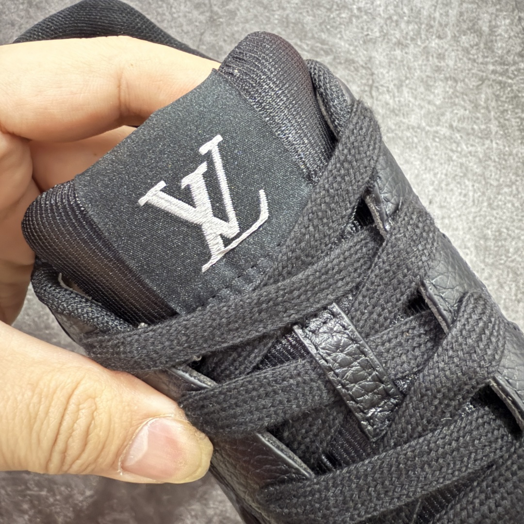 图片[6]-【莞顶渠道】Louis Vuitton Classic 2025秋天系列 路易威登LV 低帮 白黑色 圆头系带低邦经典走秀休闲鞋上脚非常舒适 奢侈用料，做工精细，中底印有欧洲制造英文字母 鞋面由意大利进口小牛皮拼接，侧边饰有品牌Loggo标志及签名，最新乳胶垫脚➕网布内里，脚感超舒适。原厂特供原版双色TPU组合大底。套包工艺 固特异缝合锁边 面料：独家定制头层牛皮 配件：独家私模Vuitton标识 内里：定制丝滑网里一头层丝绸牛皮内里 大底：TPU组合大底耐磨防滑防黄 垫脚：新款乳胶垫-网纱吸汗 工艺：全电脑针车拉线 鞋头 后套 冷热定型 全套拉帮套楦中低LLogo花纹 包装 证书 卡片 说明书 合格证 防尘袋 全网最齐包装 尺码：38-45-选品中心