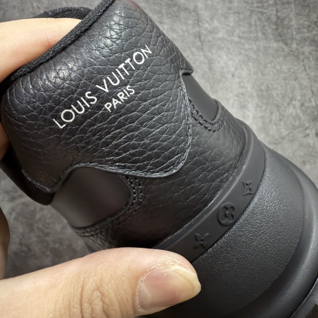 图片[2]-【莞顶渠道】Louis Vuitton Classic 2025秋天系列 路易威登LV 低帮 白黑色 圆头系带低邦经典走秀休闲鞋上脚非常舒适 奢侈用料，做工精细，中底印有欧洲制造英文字母 鞋面由意大利进口小牛皮拼接，侧边饰有品牌Loggo标志及签名，最新乳胶垫脚➕网布内里，脚感超舒适。原厂特供原版双色TPU组合大底。套包工艺 固特异缝合锁边 面料：独家定制头层牛皮 配件：独家私模Vuitton标识 内里：定制丝滑网里一头层丝绸牛皮内里 大底：TPU组合大底耐磨防滑防黄 垫脚：新款乳胶垫-网纱吸汗 工艺：全电脑针车拉线 鞋头 后套 冷热定型 全套拉帮套楦中低LLogo花纹 包装 证书 卡片 说明书 合格证 防尘袋 全网最齐包装 尺码：38-45-选品中心