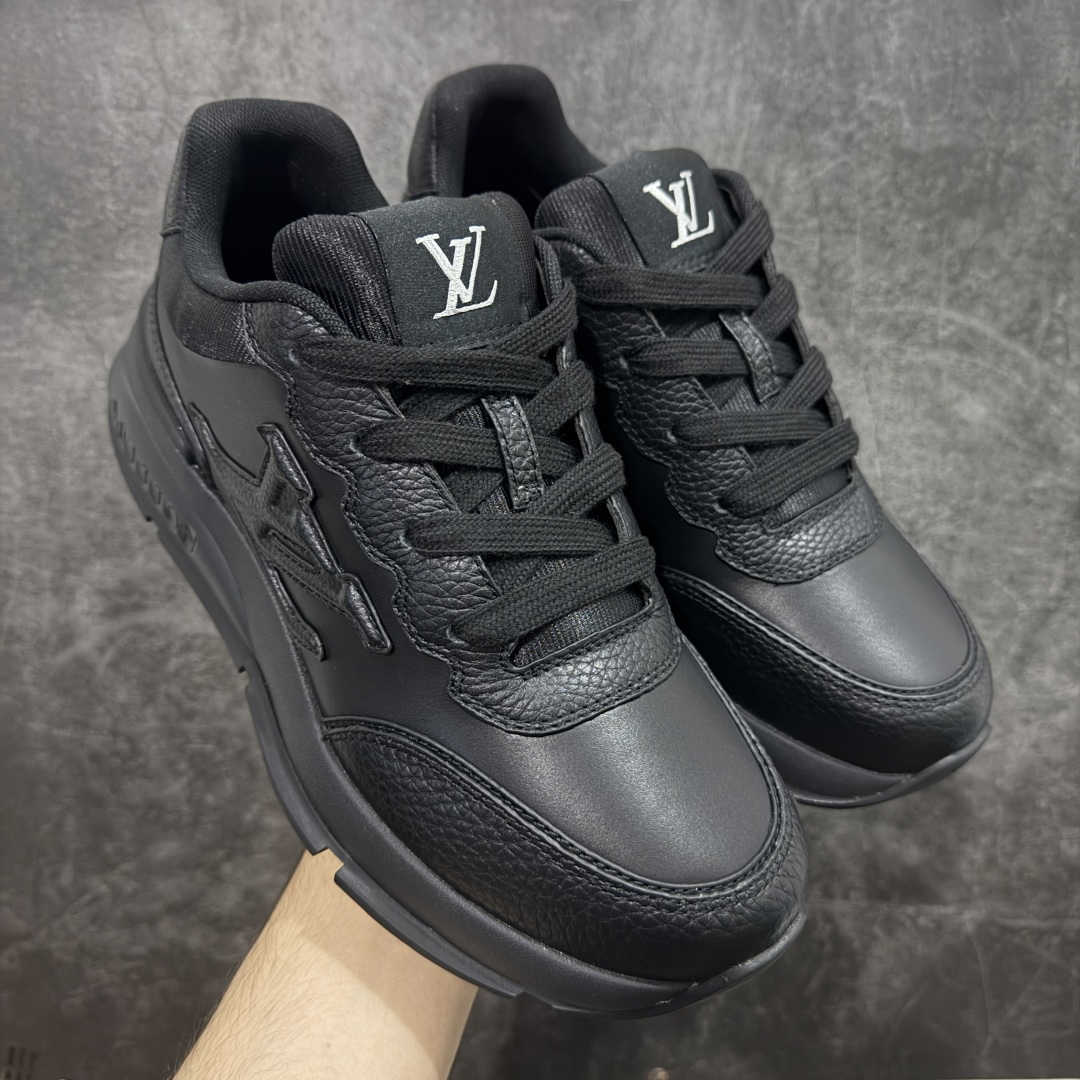 【莞顶渠道】Louis Vuitton Classic 2025秋天系列 路易威登LV 低帮 白黑色 圆头系带低邦经典走秀休闲鞋上脚非常舒适 奢侈用料,做工精细,中底印有欧洲制造英文字母 鞋面由意大利进口小牛皮拼接,侧边饰有品牌Loggo标志及签名,最新乳胶垫脚➕网布内里,脚感超舒适。原厂特供原版双色TPU组合大底。套包工艺 固特异缝合锁边 面料:独家定制头层牛皮 配件:独家私模Vuitton标识 内里:定制丝滑网里一头层丝绸牛皮内里 大底:TPU组合大底耐磨防滑防黄 垫脚:新款乳胶垫-网纱吸汗 工艺:全电脑针车拉线 鞋头 后套 冷热定型 全套拉帮套楦中低LLogo花纹 包装 证书 卡片 说明书 合格证 防尘袋 全网最齐包装 尺码:38-45-选品中心