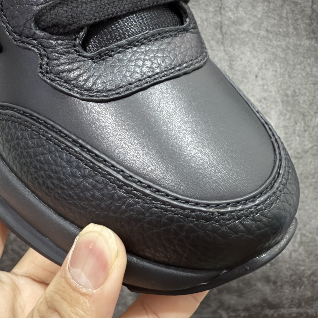 图片[5]-【莞顶渠道】Louis Vuitton Classic 2025秋天系列 路易威登LV 低帮 白黑色 圆头系带低邦经典走秀休闲鞋上脚非常舒适 奢侈用料，做工精细，中底印有欧洲制造英文字母 鞋面由意大利进口小牛皮拼接，侧边饰有品牌Loggo标志及签名，最新乳胶垫脚➕网布内里，脚感超舒适。原厂特供原版双色TPU组合大底。套包工艺 固特异缝合锁边 面料：独家定制头层牛皮 配件：独家私模Vuitton标识 内里：定制丝滑网里一头层丝绸牛皮内里 大底：TPU组合大底耐磨防滑防黄 垫脚：新款乳胶垫-网纱吸汗 工艺：全电脑针车拉线 鞋头 后套 冷热定型 全套拉帮套楦中低LLogo花纹 包装 证书 卡片 说明书 合格证 防尘袋 全网最齐包装 尺码：38-45-选品中心