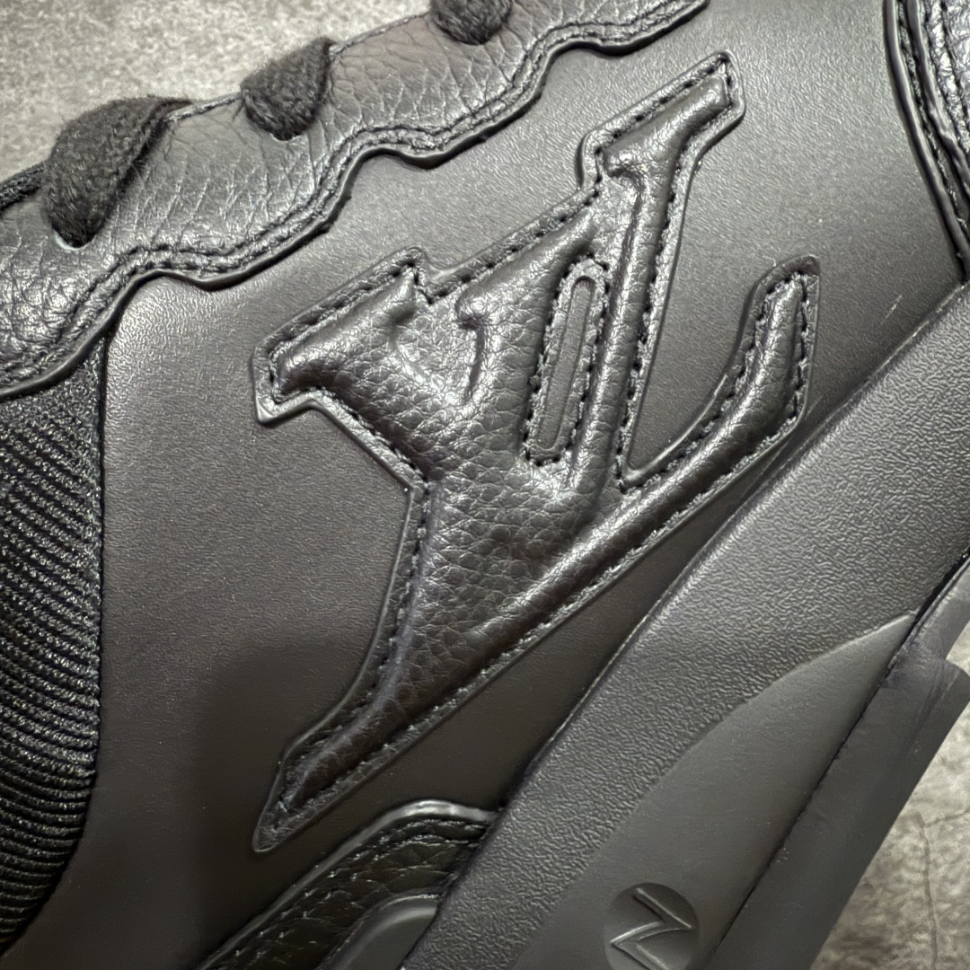 图片[4]-【莞顶渠道】Louis Vuitton Classic 2025秋天系列 路易威登LV 低帮 白黑色 圆头系带低邦经典走秀休闲鞋上脚非常舒适 奢侈用料，做工精细，中底印有欧洲制造英文字母 鞋面由意大利进口小牛皮拼接，侧边饰有品牌Loggo标志及签名，最新乳胶垫脚➕网布内里，脚感超舒适。原厂特供原版双色TPU组合大底。套包工艺 固特异缝合锁边 面料：独家定制头层牛皮 配件：独家私模Vuitton标识 内里：定制丝滑网里一头层丝绸牛皮内里 大底：TPU组合大底耐磨防滑防黄 垫脚：新款乳胶垫-网纱吸汗 工艺：全电脑针车拉线 鞋头 后套 冷热定型 全套拉帮套楦中低LLogo花纹 包装 证书 卡片 说明书 合格证 防尘袋 全网最齐包装 尺码：38-45-选品中心