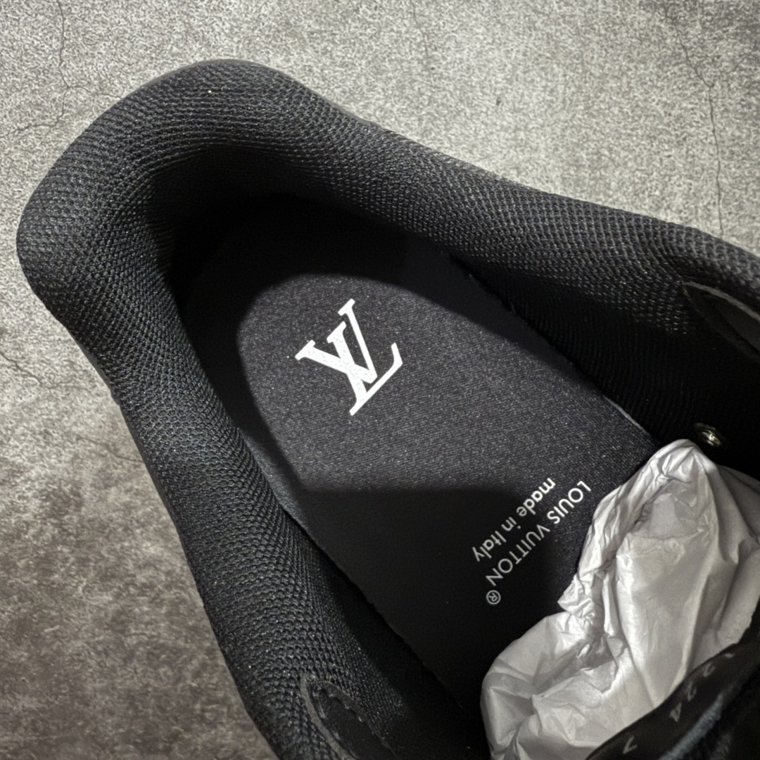 图片[8]-【莞顶渠道】Louis Vuitton Classic 2025秋天系列 路易威登LV 低帮 白黑色 圆头系带低邦经典走秀休闲鞋上脚非常舒适 奢侈用料，做工精细，中底印有欧洲制造英文字母 鞋面由意大利进口小牛皮拼接，侧边饰有品牌Loggo标志及签名，最新乳胶垫脚➕网布内里，脚感超舒适。原厂特供原版双色TPU组合大底。套包工艺 固特异缝合锁边 面料：独家定制头层牛皮 配件：独家私模Vuitton标识 内里：定制丝滑网里一头层丝绸牛皮内里 大底：TPU组合大底耐磨防滑防黄 垫脚：新款乳胶垫-网纱吸汗 工艺：全电脑针车拉线 鞋头 后套 冷热定型 全套拉帮套楦中低LLogo花纹 包装 证书 卡片 说明书 合格证 防尘袋 全网最齐包装 尺码：38-45-选品中心