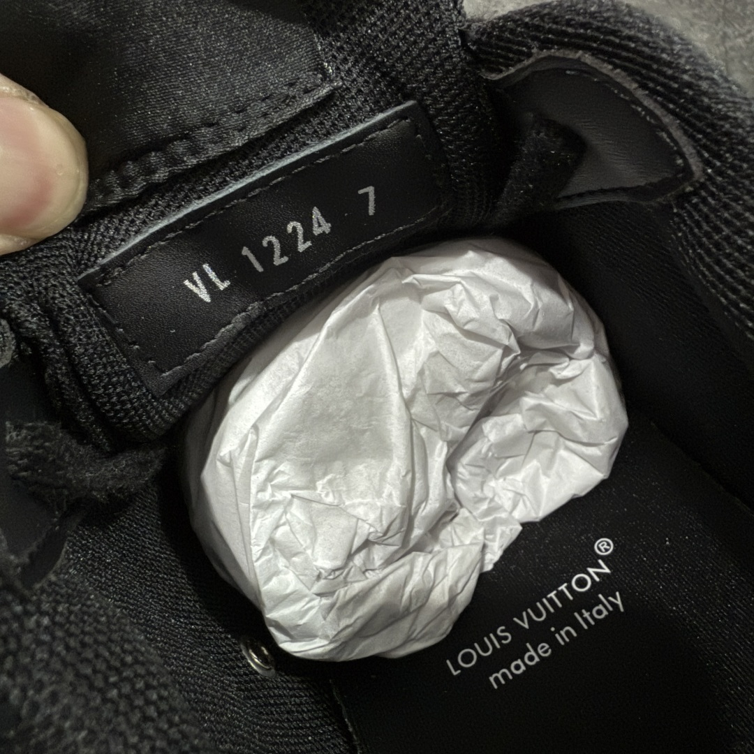 图片[7]-【莞顶渠道】Louis Vuitton Classic 2025秋天系列 路易威登LV 低帮 白黑色 圆头系带低邦经典走秀休闲鞋上脚非常舒适 奢侈用料，做工精细，中底印有欧洲制造英文字母 鞋面由意大利进口小牛皮拼接，侧边饰有品牌Loggo标志及签名，最新乳胶垫脚➕网布内里，脚感超舒适。原厂特供原版双色TPU组合大底。套包工艺 固特异缝合锁边 面料：独家定制头层牛皮 配件：独家私模Vuitton标识 内里：定制丝滑网里一头层丝绸牛皮内里 大底：TPU组合大底耐磨防滑防黄 垫脚：新款乳胶垫-网纱吸汗 工艺：全电脑针车拉线 鞋头 后套 冷热定型 全套拉帮套楦中低LLogo花纹 包装 证书 卡片 说明书 合格证 防尘袋 全网最齐包装 尺码：38-45-选品中心