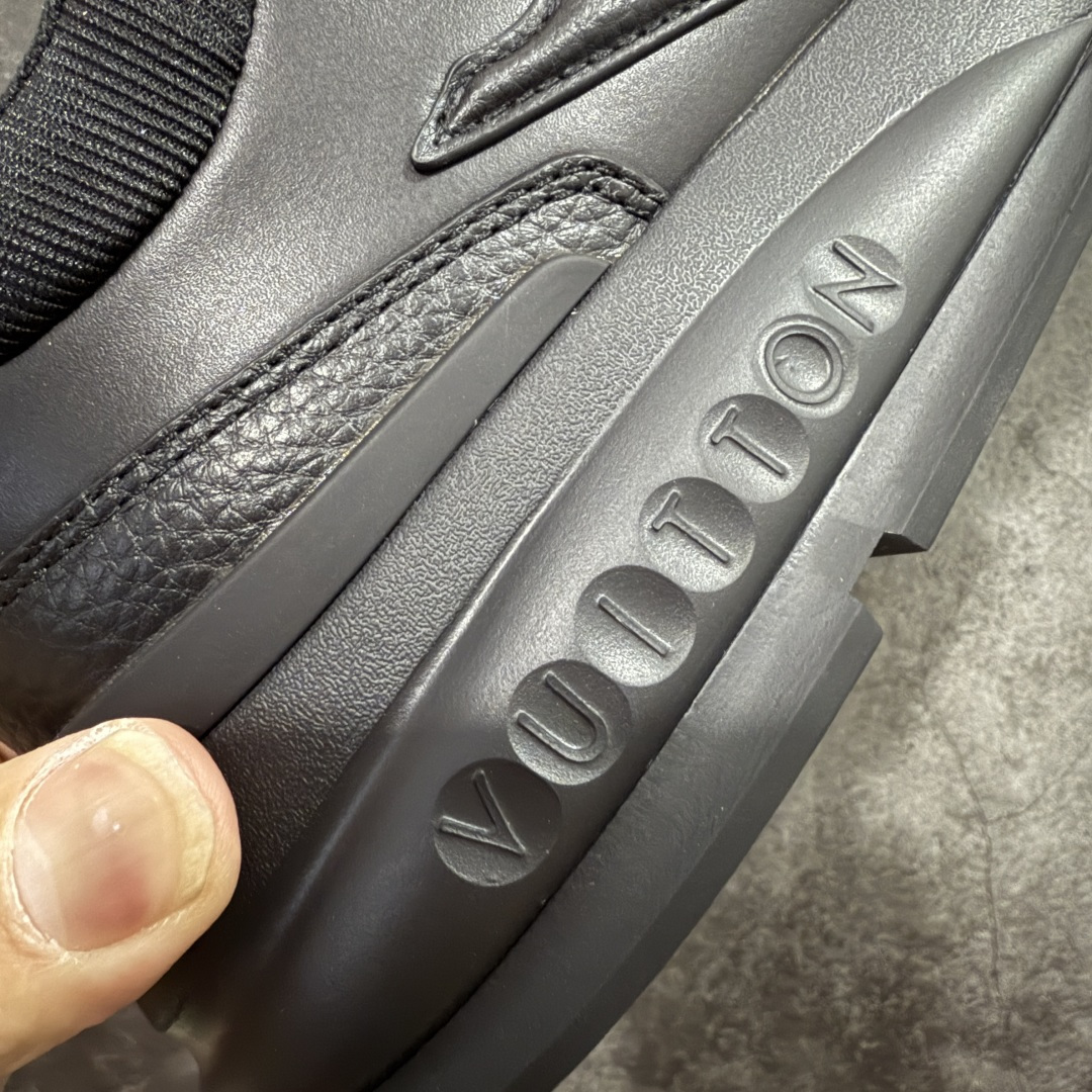 图片[3]-【莞顶渠道】Louis Vuitton Classic 2025秋天系列 路易威登LV 低帮 白黑色 圆头系带低邦经典走秀休闲鞋上脚非常舒适 奢侈用料，做工精细，中底印有欧洲制造英文字母 鞋面由意大利进口小牛皮拼接，侧边饰有品牌Loggo标志及签名，最新乳胶垫脚➕网布内里，脚感超舒适。原厂特供原版双色TPU组合大底。套包工艺 固特异缝合锁边 面料：独家定制头层牛皮 配件：独家私模Vuitton标识 内里：定制丝滑网里一头层丝绸牛皮内里 大底：TPU组合大底耐磨防滑防黄 垫脚：新款乳胶垫-网纱吸汗 工艺：全电脑针车拉线 鞋头 后套 冷热定型 全套拉帮套楦中低LLogo花纹 包装 证书 卡片 说明书 合格证 防尘袋 全网最齐包装 尺码：38-45-选品中心