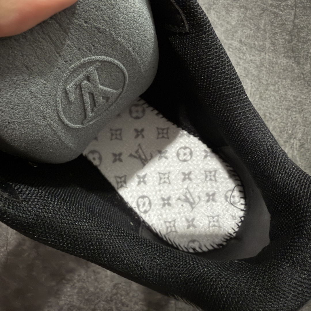 图片[9]-【莞顶渠道】Louis Vuitton Classic 2025秋天系列 路易威登LV 低帮 白黑色 圆头系带低邦经典走秀休闲鞋上脚非常舒适 奢侈用料，做工精细，中底印有欧洲制造英文字母 鞋面由意大利进口小牛皮拼接，侧边饰有品牌Loggo标志及签名，最新乳胶垫脚➕网布内里，脚感超舒适。原厂特供原版双色TPU组合大底。套包工艺 固特异缝合锁边 面料：独家定制头层牛皮 配件：独家私模Vuitton标识 内里：定制丝滑网里一头层丝绸牛皮内里 大底：TPU组合大底耐磨防滑防黄 垫脚：新款乳胶垫-网纱吸汗 工艺：全电脑针车拉线 鞋头 后套 冷热定型 全套拉帮套楦中低LLogo花纹 包装 证书 卡片 说明书 合格证 防尘袋 全网最齐包装 尺码：38-45-选品中心