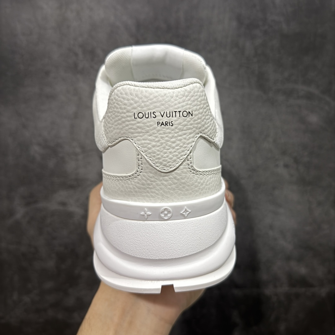 图片[4]-【莞顶渠道】Louis Vuitton Classic 2025秋天系列 路易威登LV 低帮 白黑色 圆头系带低邦经典走秀休闲鞋上脚非常舒适 奢侈用料，做工精细，中底印有欧洲制造英文字母 鞋面由意大利进口小牛皮拼接，侧边饰有品牌Loggo标志及签名，最新乳胶垫脚➕网布内里，脚感超舒适。原厂特供原版双色TPU组合大底。套包工艺 固特异缝合锁边 面料：独家定制头层牛皮 配件：独家私模Vuitton标识 内里：定制丝滑网里一头层丝绸牛皮内里 大底：TPU组合大底耐磨防滑防黄 垫脚：新款乳胶垫-网纱吸汗 工艺：全电脑针车拉线 鞋头 后套 冷热定型 全套拉帮套楦中低LLogo花纹 包装 证书 卡片 说明书 合格证 防尘袋 全网最齐包装 尺码：38-45-选品中心