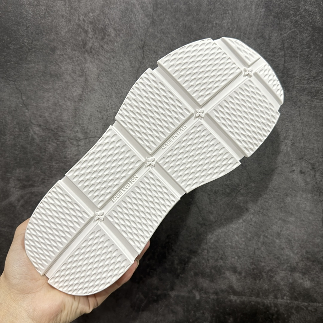 图片[9]-【莞顶渠道】Louis Vuitton Classic 2025秋天系列 路易威登LV 低帮 白黑色 圆头系带低邦经典走秀休闲鞋上脚非常舒适 奢侈用料，做工精细，中底印有欧洲制造英文字母 鞋面由意大利进口小牛皮拼接，侧边饰有品牌Loggo标志及签名，最新乳胶垫脚➕网布内里，脚感超舒适。原厂特供原版双色TPU组合大底。套包工艺 固特异缝合锁边 面料：独家定制头层牛皮 配件：独家私模Vuitton标识 内里：定制丝滑网里一头层丝绸牛皮内里 大底：TPU组合大底耐磨防滑防黄 垫脚：新款乳胶垫-网纱吸汗 工艺：全电脑针车拉线 鞋头 后套 冷热定型 全套拉帮套楦中低LLogo花纹 包装 证书 卡片 说明书 合格证 防尘袋 全网最齐包装 尺码：38-45-选品中心