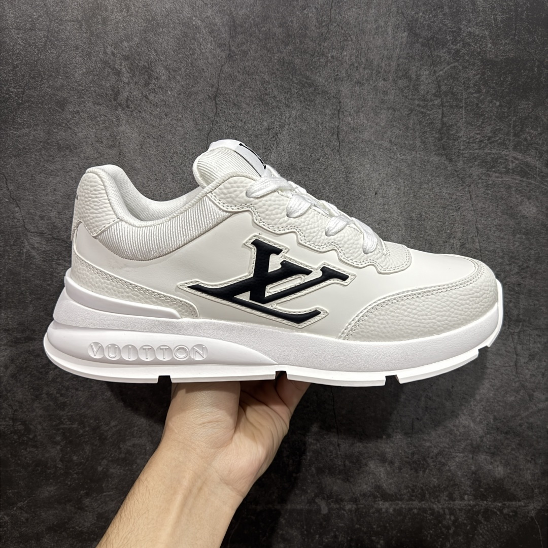 【莞顶渠道】Louis Vuitton Classic 2025秋天系列 路易威登LV 低帮 白黑色 圆头系带低邦经典走秀休闲鞋上脚非常舒适 奢侈用料,做工精细,中底印有欧洲制造英文字母 鞋面由意大利进口小牛皮拼接,侧边饰有品牌Loggo标志及签名,最新乳胶垫脚➕网布内里,脚感超舒适。原厂特供原版双色TPU组合大底。套包工艺 固特异缝合锁边 面料:独家定制头层牛皮 配件:独家私模Vuitton标识 内里:定制丝滑网里一头层丝绸牛皮内里 大底:TPU组合大底耐磨防滑防黄 垫脚:新款乳胶垫-网纱吸汗 工艺:全电脑针车拉线 鞋头 后套 冷热定型 全套拉帮套楦中低LLogo花纹 包装 证书 卡片 说明书 合格证 防尘袋 全网最齐包装 尺码:38-45-选品中心