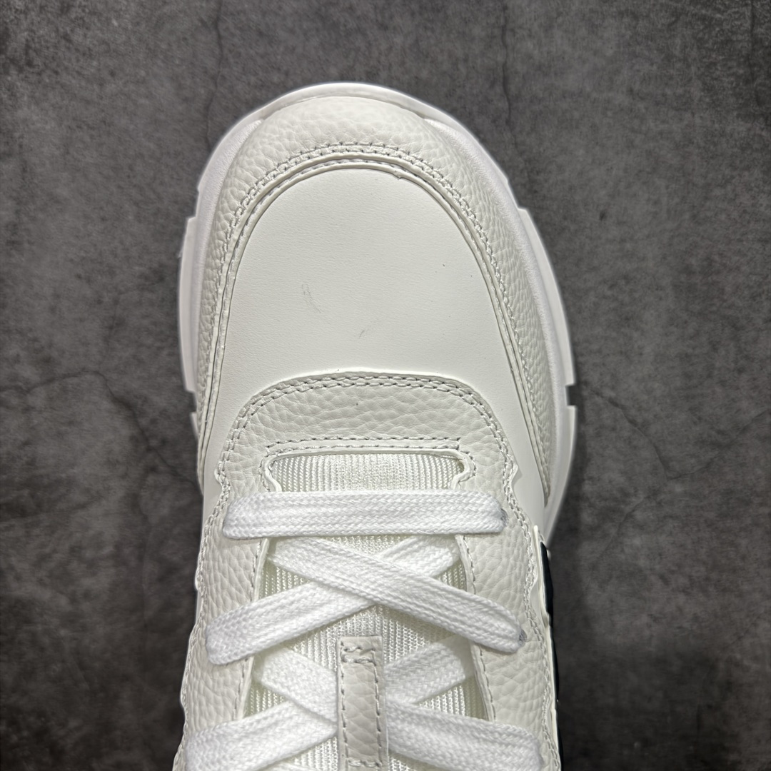 图片[5]-【莞顶渠道】Louis Vuitton Classic 2025秋天系列 路易威登LV 低帮 白黑色 圆头系带低邦经典走秀休闲鞋上脚非常舒适 奢侈用料，做工精细，中底印有欧洲制造英文字母 鞋面由意大利进口小牛皮拼接，侧边饰有品牌Loggo标志及签名，最新乳胶垫脚➕网布内里，脚感超舒适。原厂特供原版双色TPU组合大底。套包工艺 固特异缝合锁边 面料：独家定制头层牛皮 配件：独家私模Vuitton标识 内里：定制丝滑网里一头层丝绸牛皮内里 大底：TPU组合大底耐磨防滑防黄 垫脚：新款乳胶垫-网纱吸汗 工艺：全电脑针车拉线 鞋头 后套 冷热定型 全套拉帮套楦中低LLogo花纹 包装 证书 卡片 说明书 合格证 防尘袋 全网最齐包装 尺码：38-45-选品中心